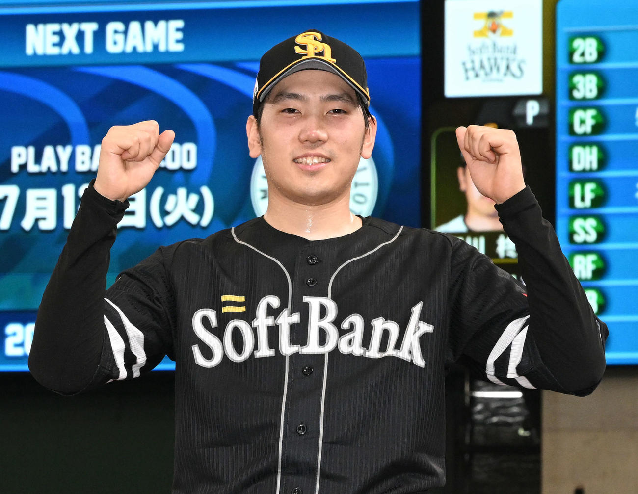 西武対ソフトバンク　試合後、完投勝利したソフトバンク石川はポーズを決める（撮影・滝沢徹郎）