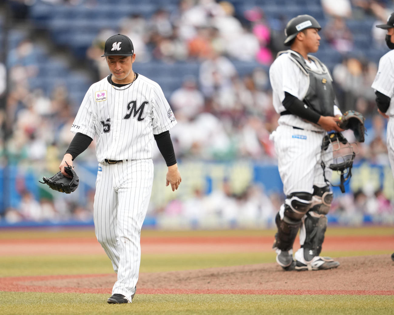 ロッテ対楽天　5回表途中で降板するロッテ美馬（左）（撮影・鈴木みどり）