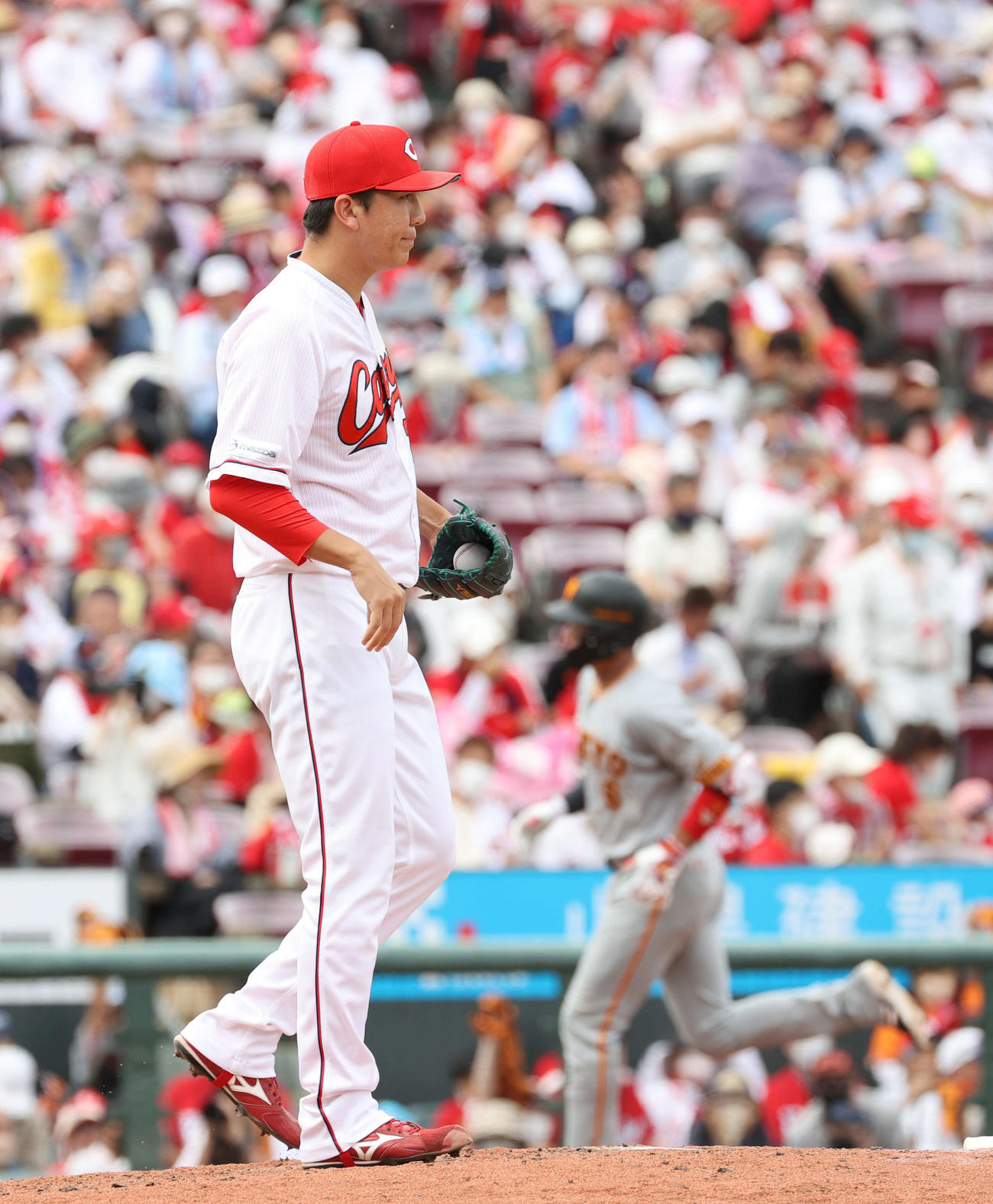 広島対巨人　6回表巨人無死、坂本勇に左越え本塁打を浴びたケムナ（撮影・加藤孝規）
