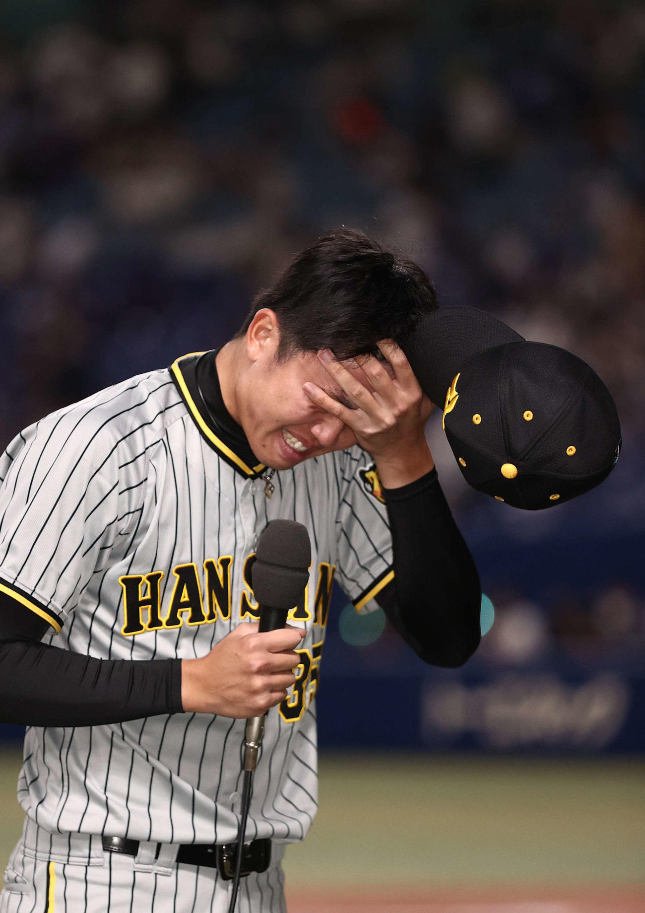 中日対阪神　3年ぶりの勝利に涙を流す才木（撮影・上田博志）