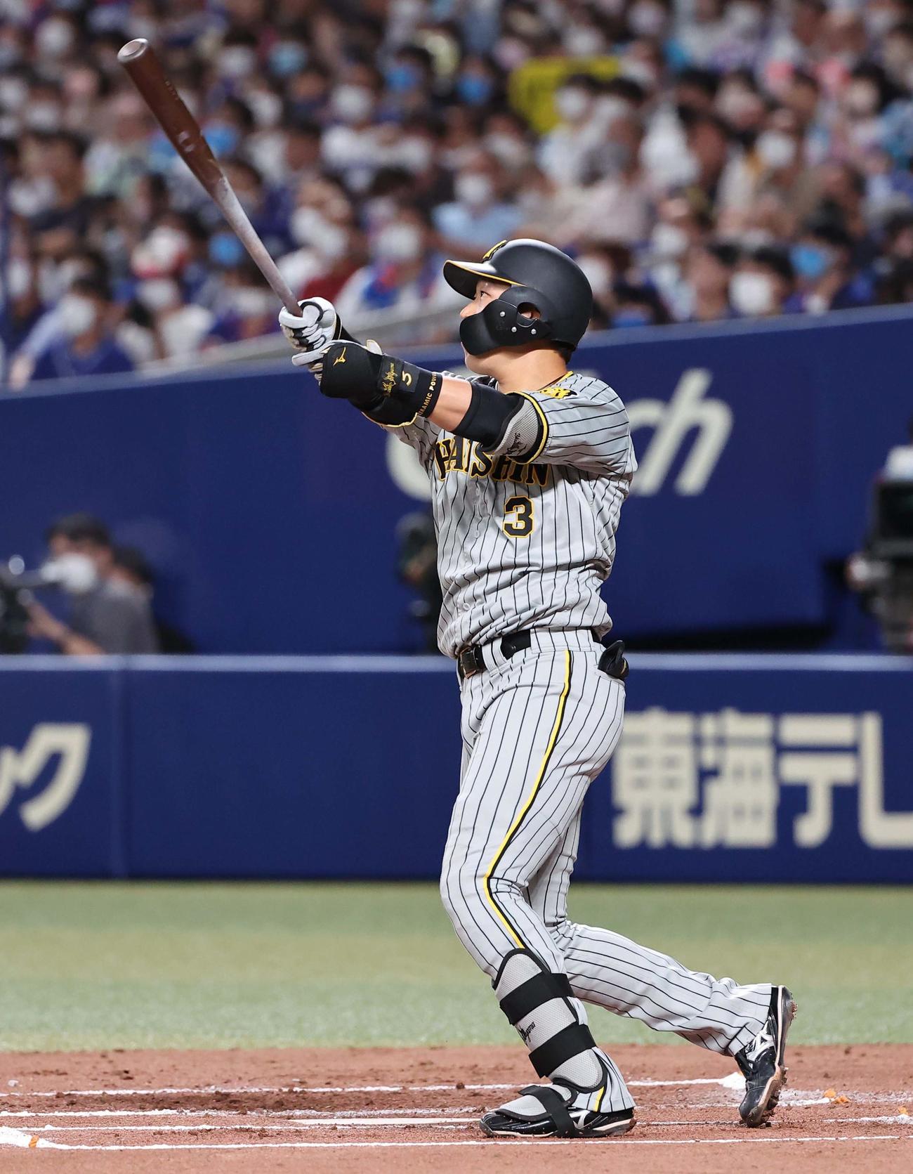 中日対阪神　2回表阪神無死一塁、大山は中越えに通算100号本塁打を放つ（撮影・上田博志）