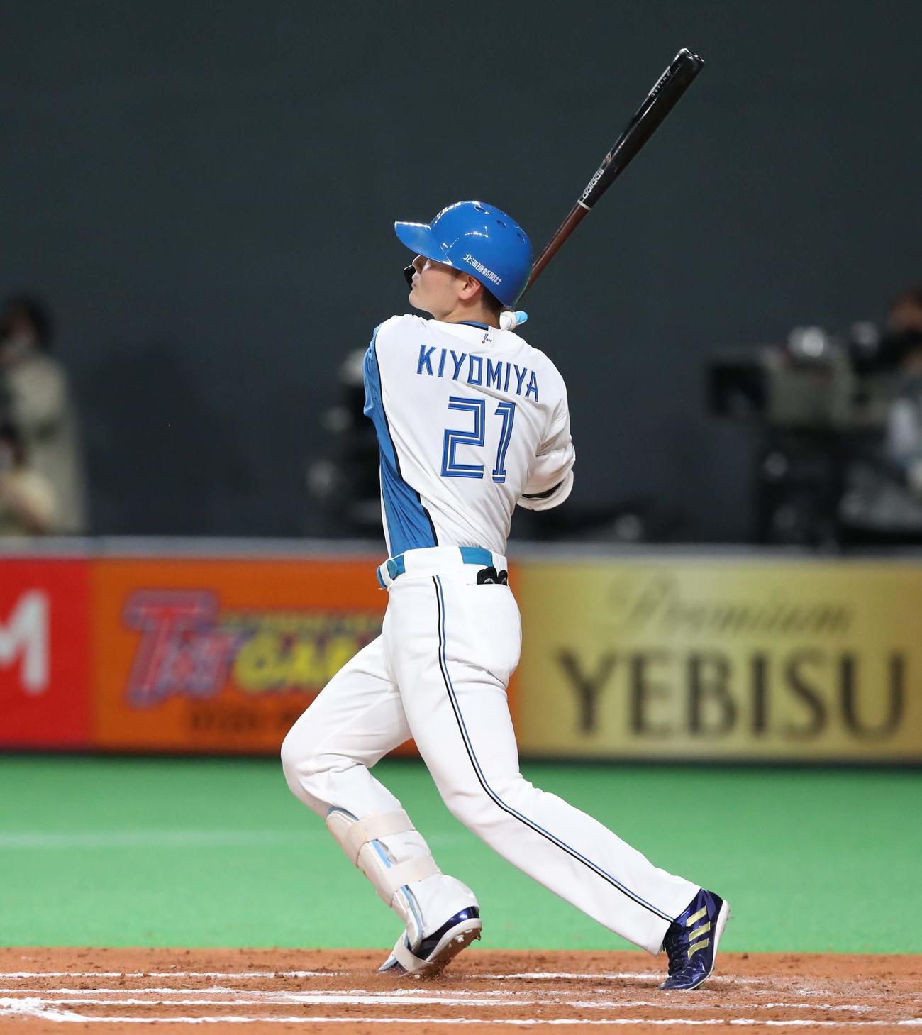 日本ハム対オリックス　7回裏日本ハム無死、右越え本塁打を放つ清宮（撮影・黒川智章）