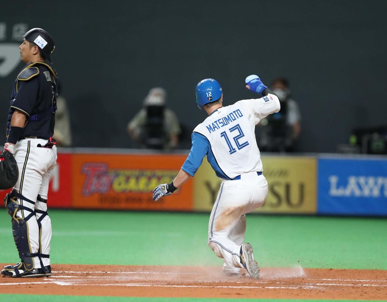 日本ハム対オリックス　3回裏日本ハム2死一、三塁、一塁走者石井が一、二塁間で挟まれる間に三塁走者松本剛が生還（撮影・黒川智章）