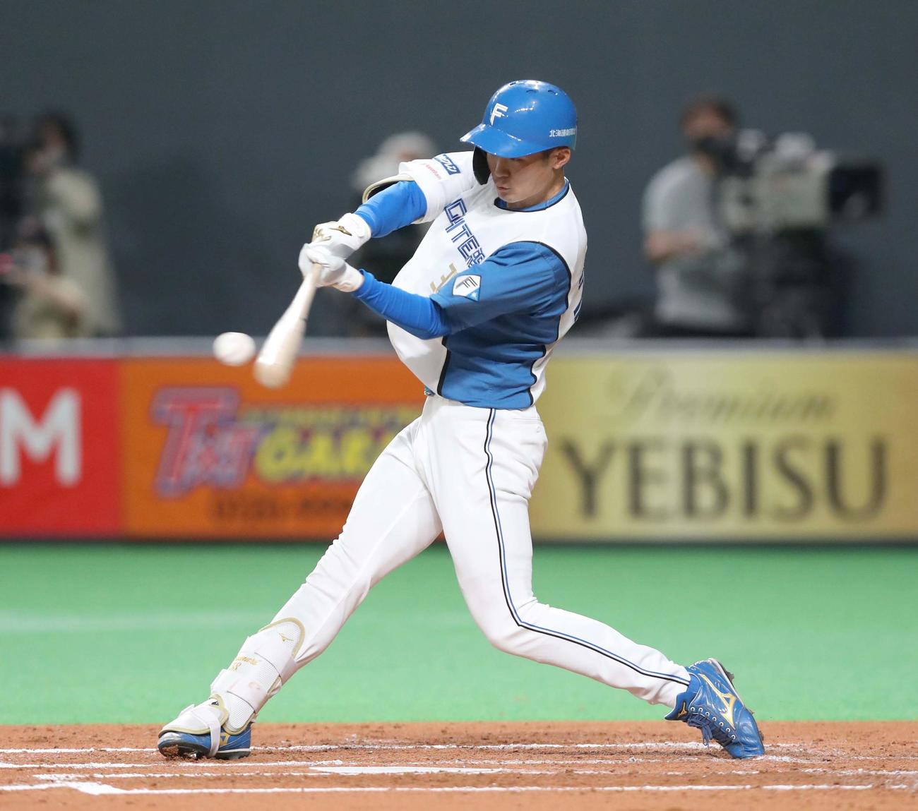 日本ハム対オリックス　3回裏日本ハム2死一、二塁、右前適時打を放つ石井（撮影・黒川智章）