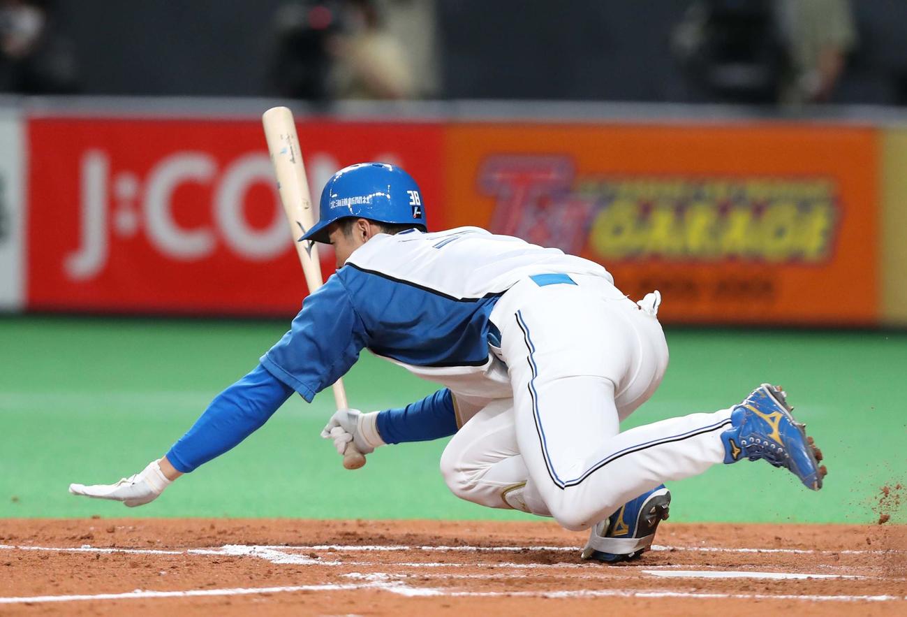 日本ハム対オリックス　5回裏日本ハム1死一、三塁、エンドランを仕掛けるも石井が空振りし三塁走者木村が三本間で挟殺される（撮影・黒川智章）