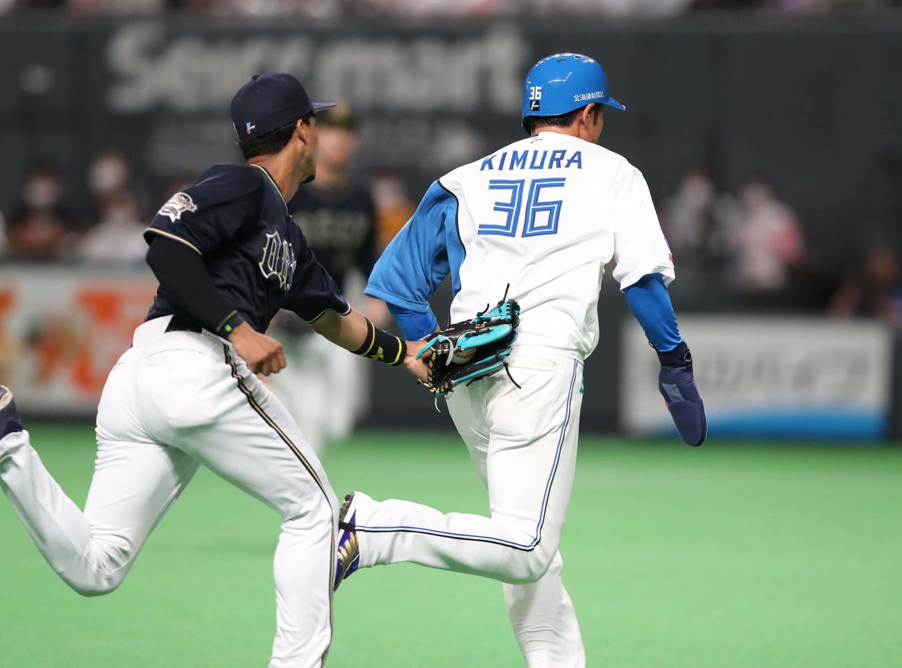日本ハム対オリックス　5回裏日本ハム1死一、三塁、エンドランを仕掛けるも石井が空振りし三塁走者木村が三本間で挟殺される（撮影・黒川智章）