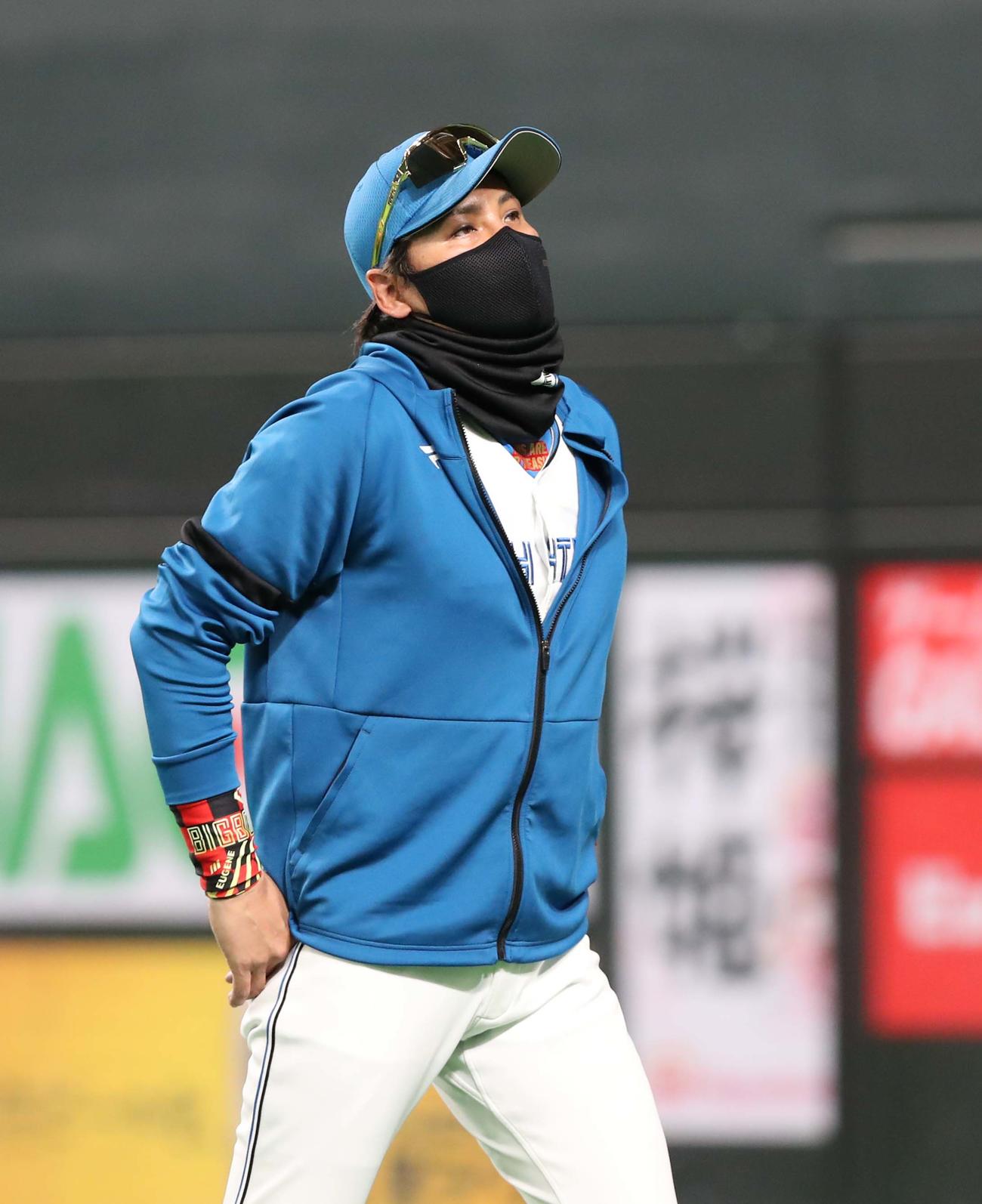 日本ハム対オリックス　渋い表情で投手交代を告げる新庄監督（撮影・黒川智章）
