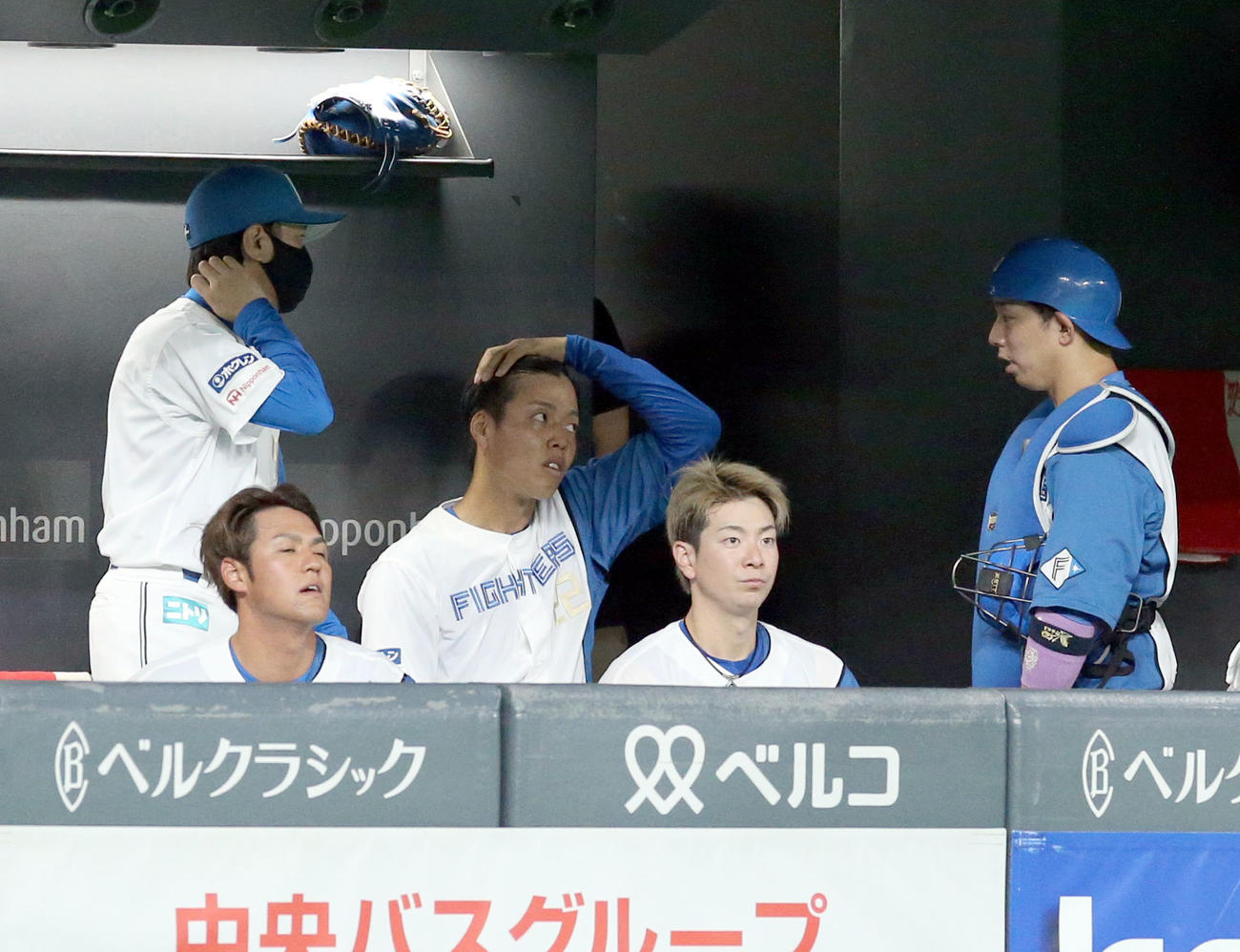 日本ハム対オリックス　初回に3失点を喫し、ベンチで話し合う日本ハム杉浦（中央後方）と宇佐見（撮影・佐藤翔太）