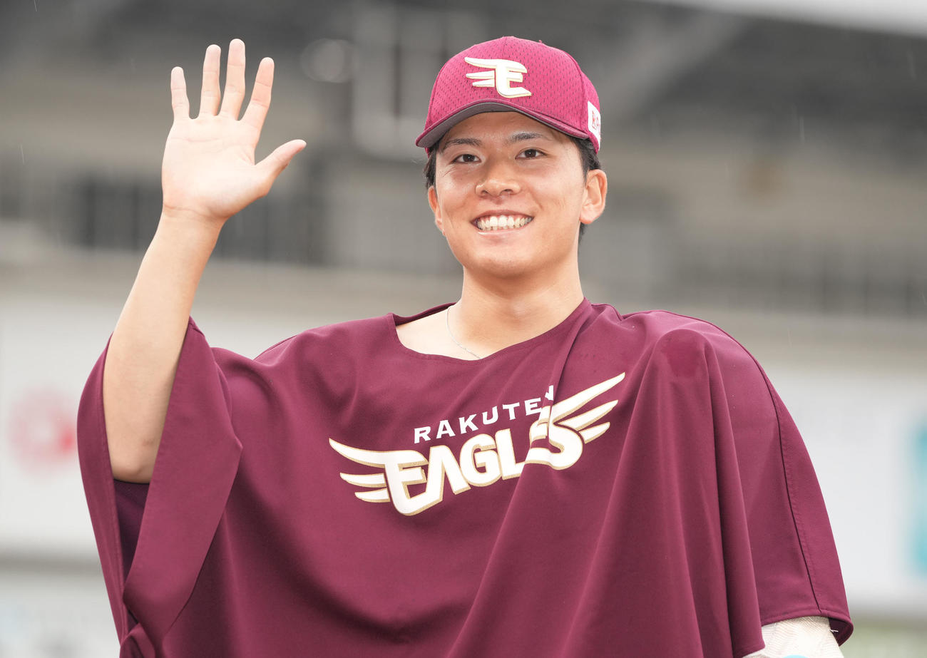 ロッテ対楽天　今季5勝目の楽天早川は笑顔で5を作る（撮影・鈴木みどり）