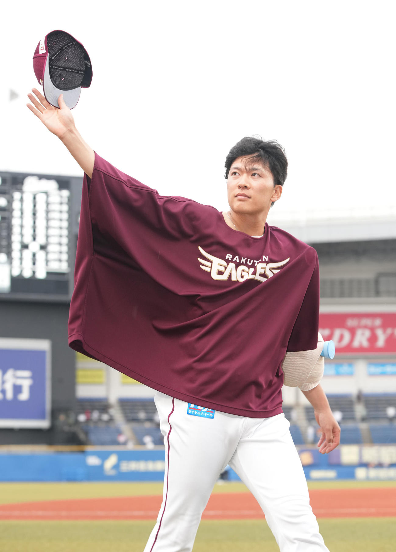 ロッテ対楽天　今季5勝目の楽天早川はファンの声援に応える（撮影・鈴木みどり）