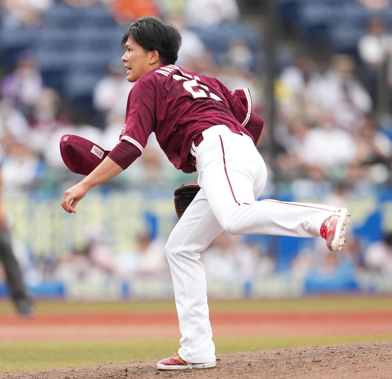 ロッテ対楽天　帽子を飛ばしながら力投する楽天先発の早川（撮影・鈴木みどり）
