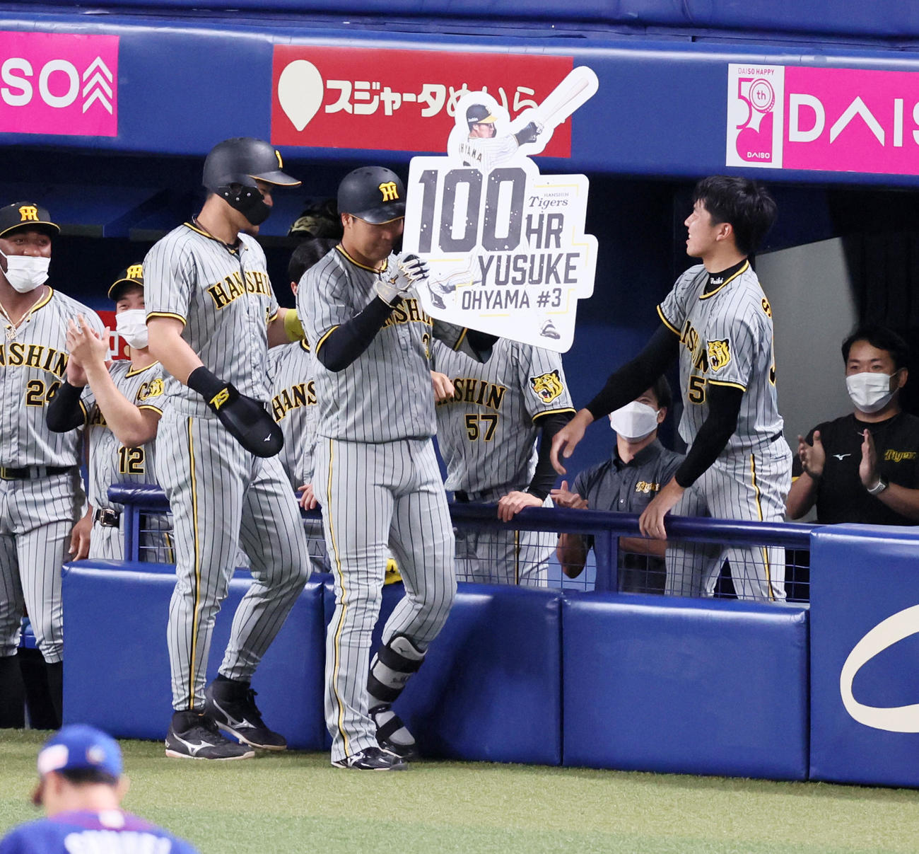 中日対阪神　2回表阪神無死一塁、大山は通算100号となる中越え2点本塁打を放ちベンチ前でナインとタッチする。右は才木（撮影・加藤哉）