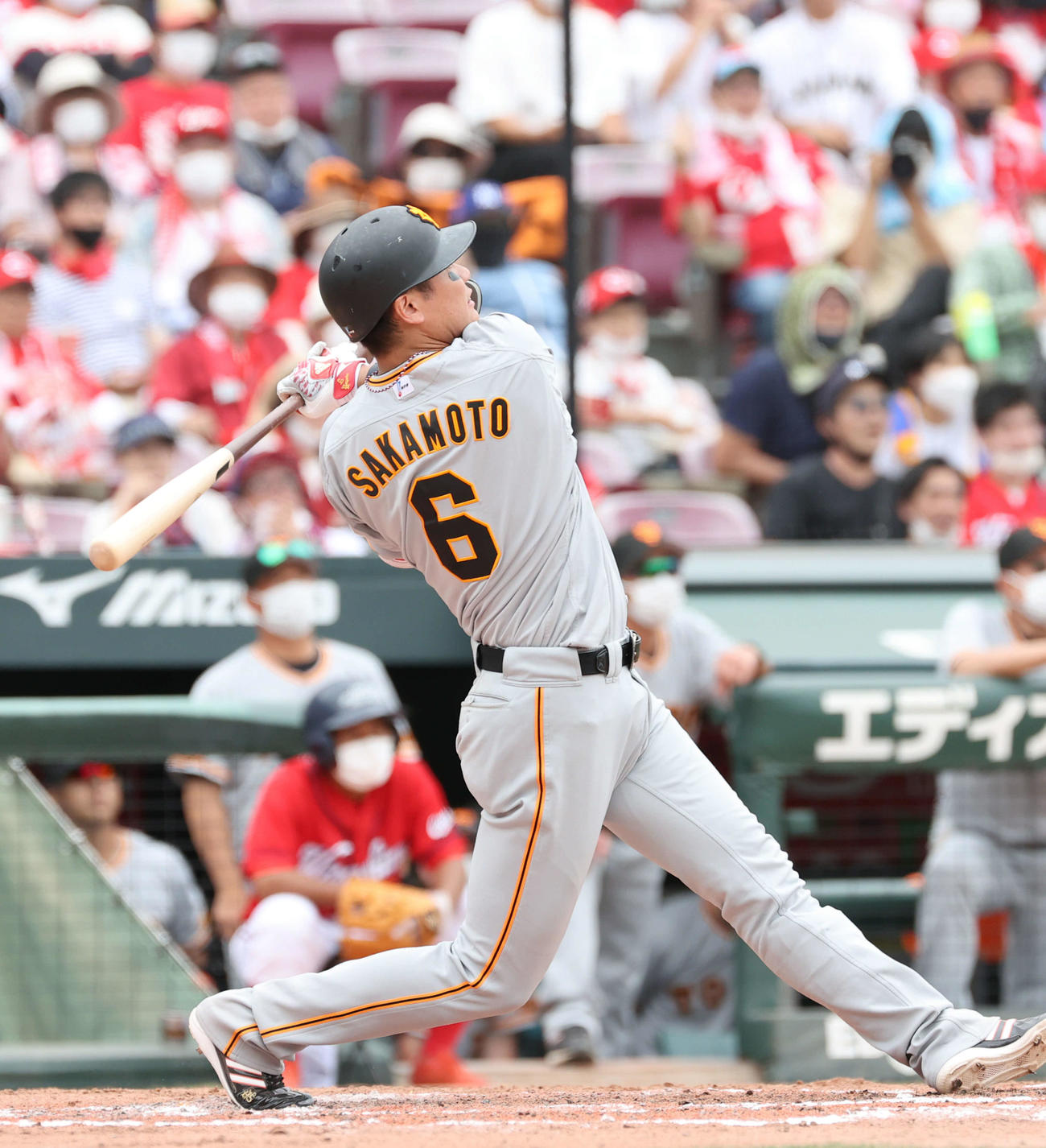 広島対巨人　7回表巨人2死一塁、坂本勇人は6回に続き、左越え2点本塁打を放つ（撮影・加藤孝規）
