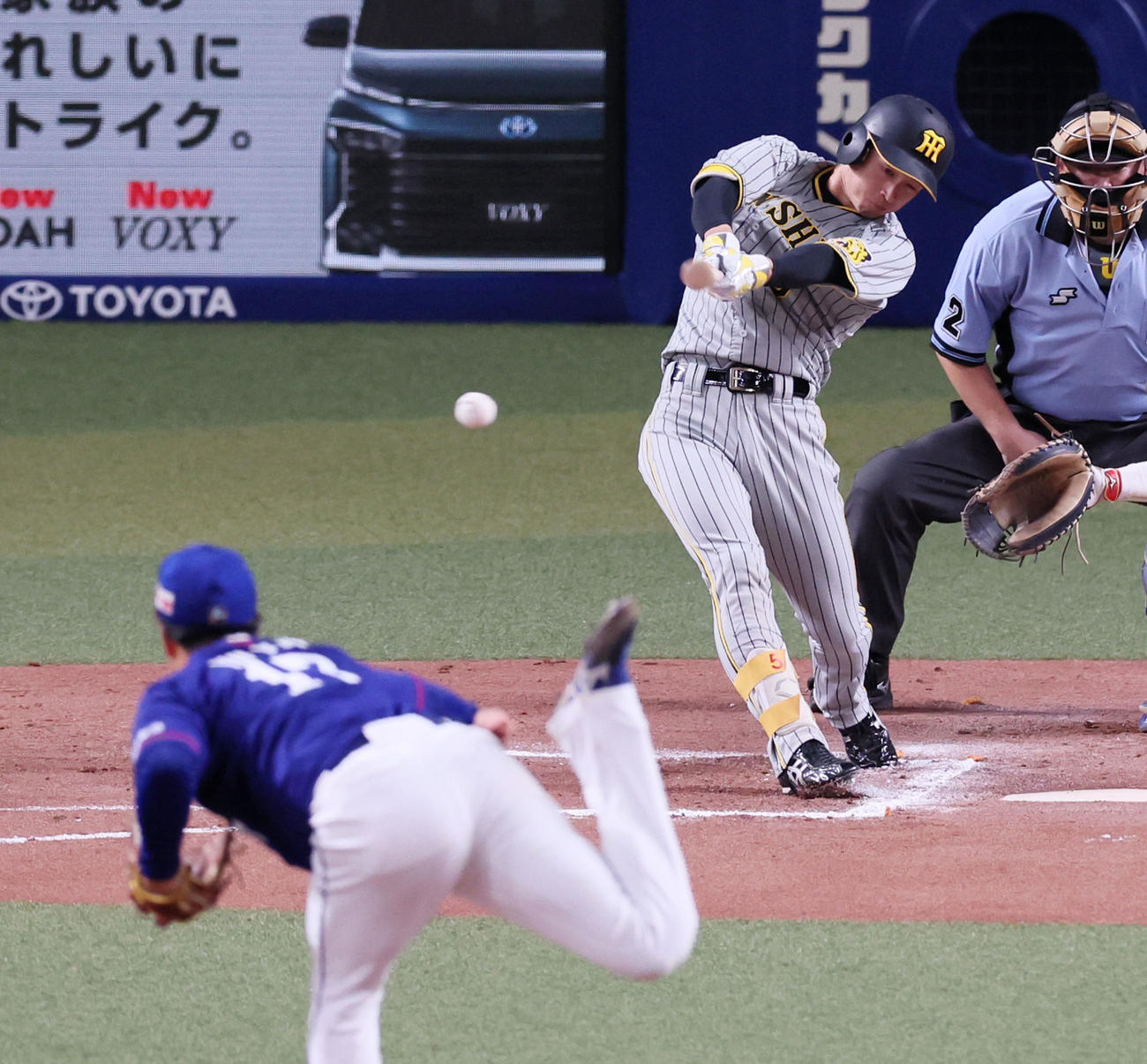 中日対阪神　6回表阪神2死、近本は右前打を放つ。投手は柳（撮影・加藤哉）