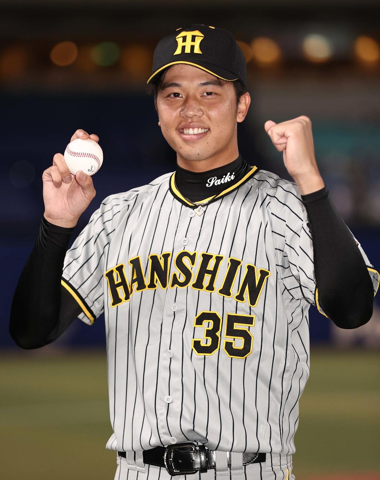 中日対阪神　3年ぶりに勝ち星をあげた才木は勝利球を手に笑顔を見せる（撮影・上田博志）