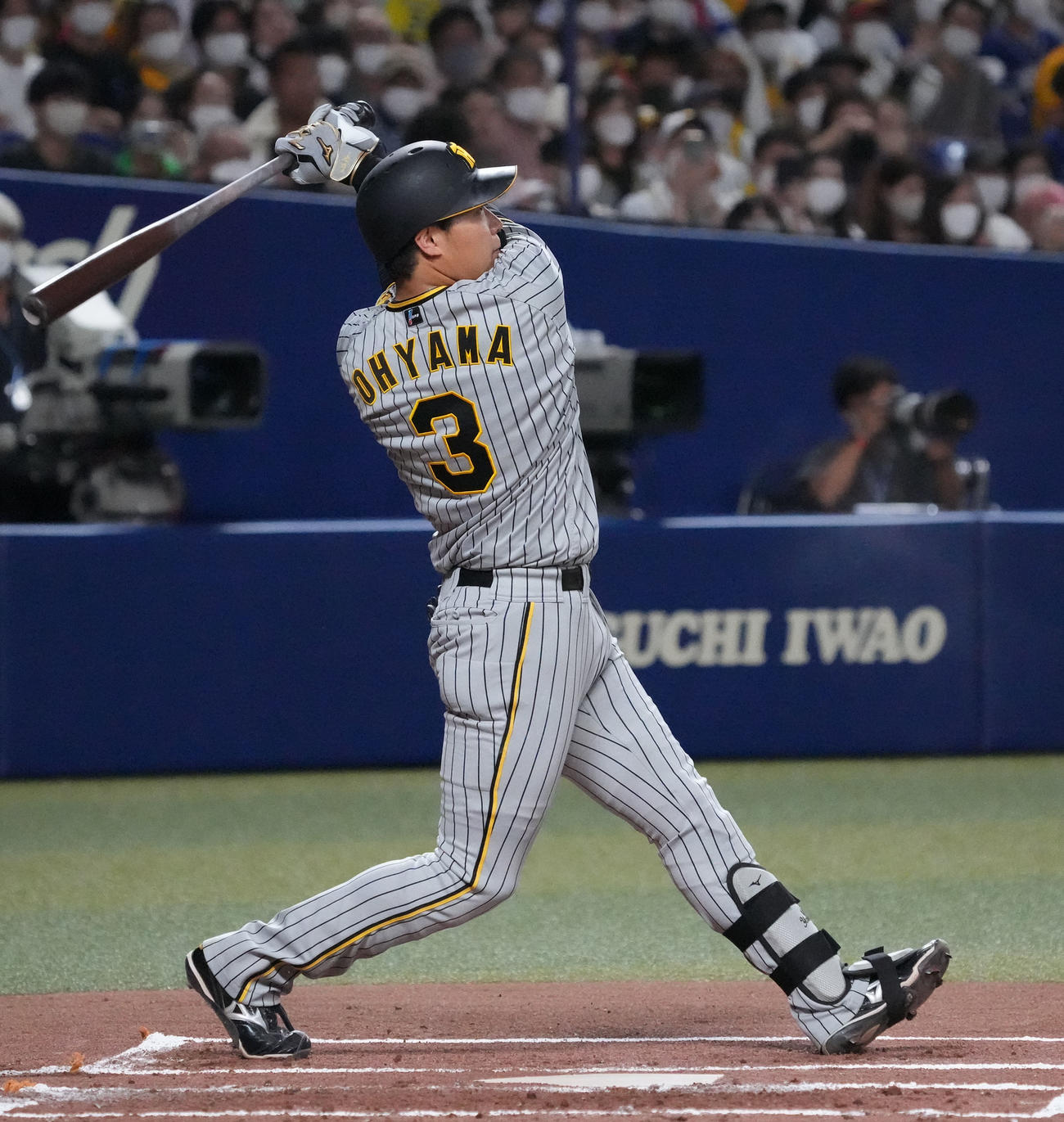 中日対阪神　2回表阪神無死一塁、通算100号本塁打となる中越え2点本塁打を放つ大山（撮影・森本幸一）