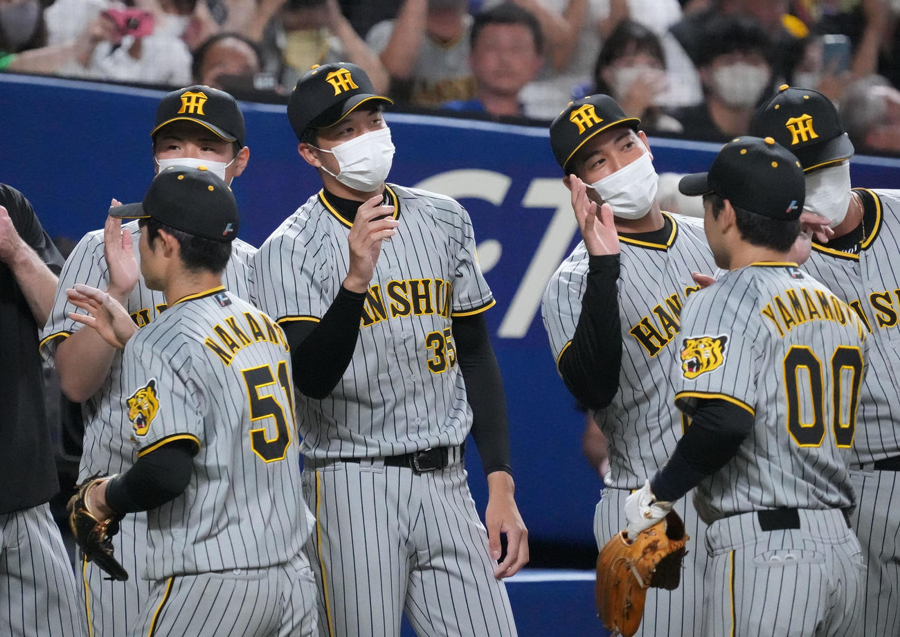 中日対阪神　試合終了、ナインを迎える才木（中央）（撮影・森本幸一）