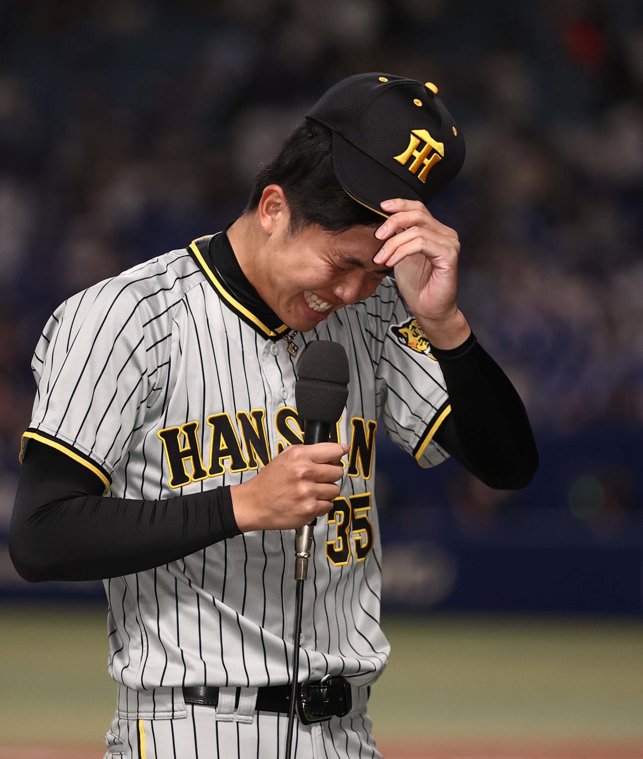 中日対阪神　3年ぶりの勝利に涙を流す才木（撮影・上田博志）