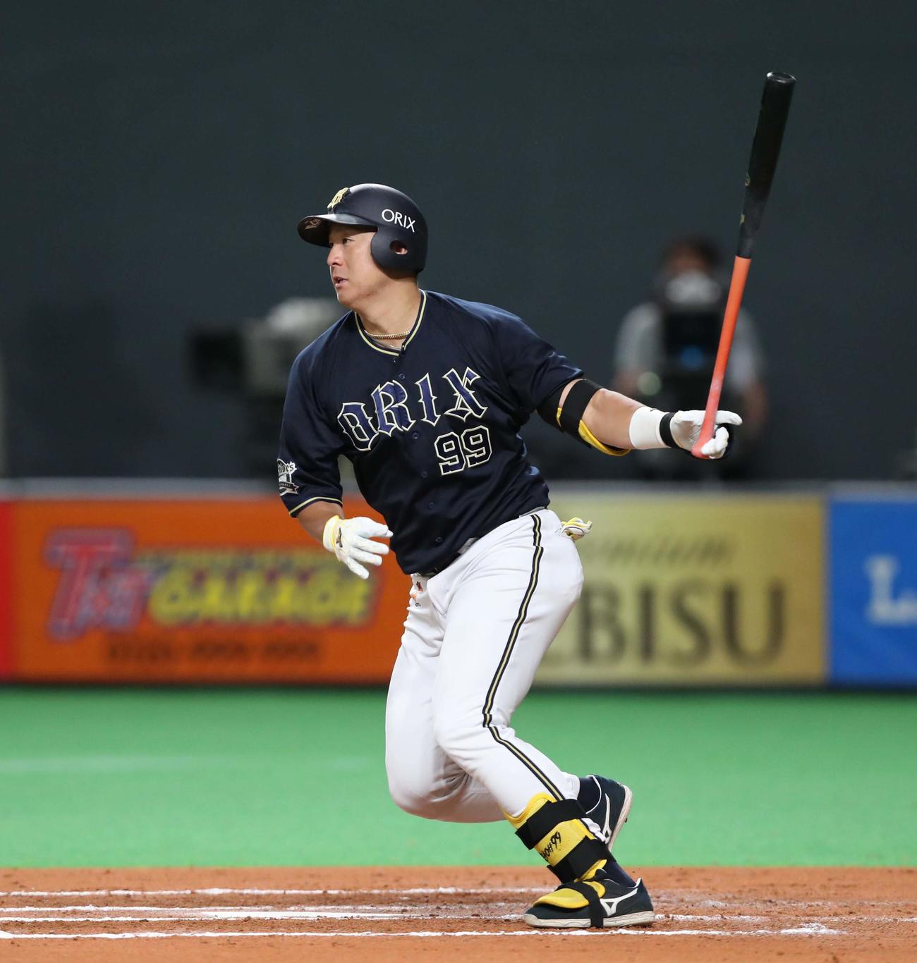 日本ハム対オリックス　7回表オリックス2死一塁、左前打を放つ杉本（撮影・黒川智章）