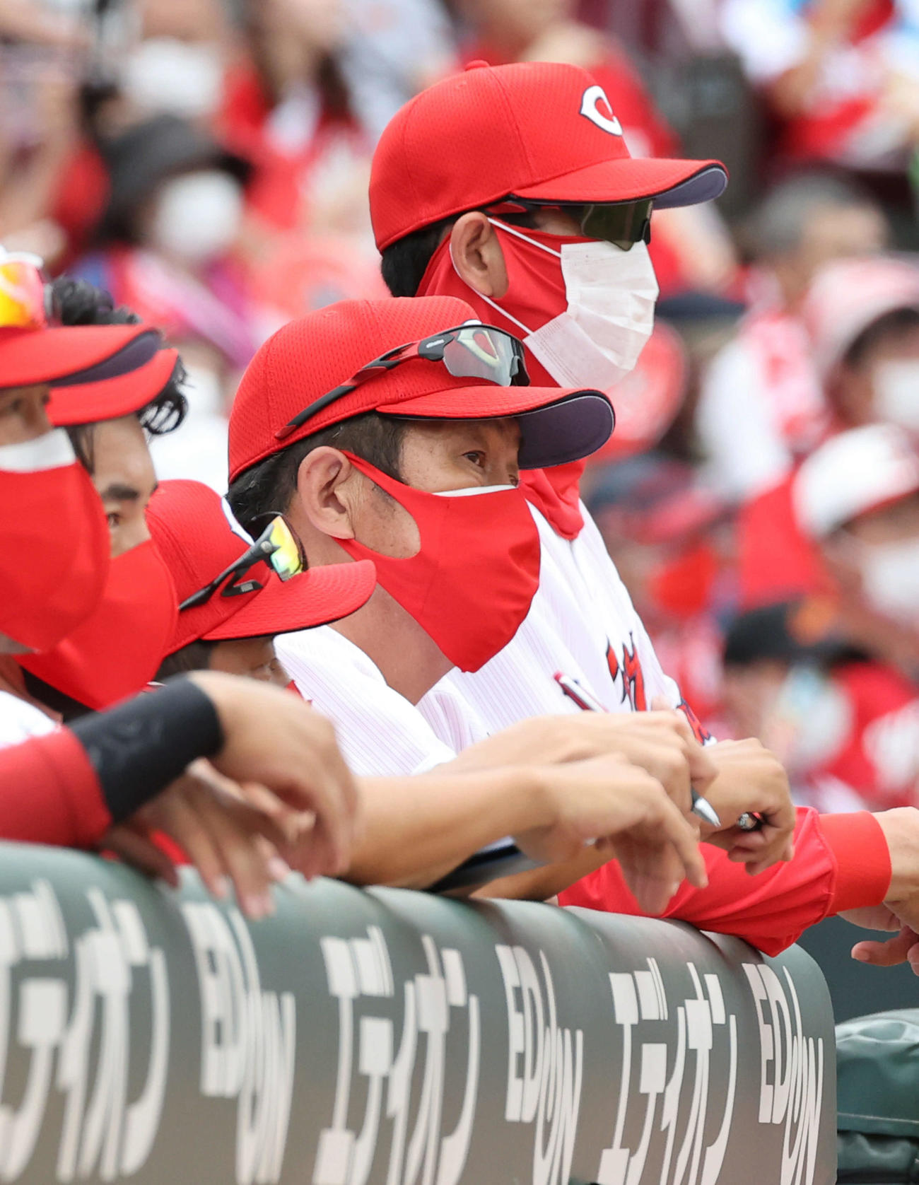広島対巨人　9回裏広島、ベンチの佐々岡監督（中央）（撮影・加藤孝規）