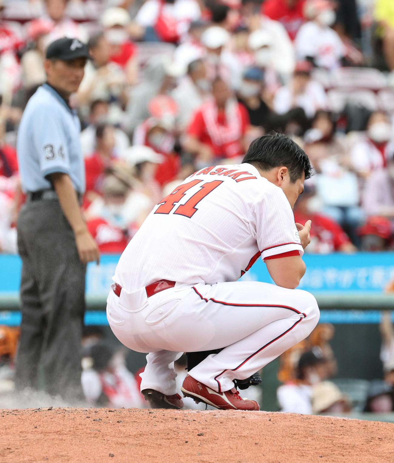 広島対巨人　7回表巨人2死一塁、坂本勇に左越え2点本塁打を浴びた矢崎（撮影・加藤孝規）