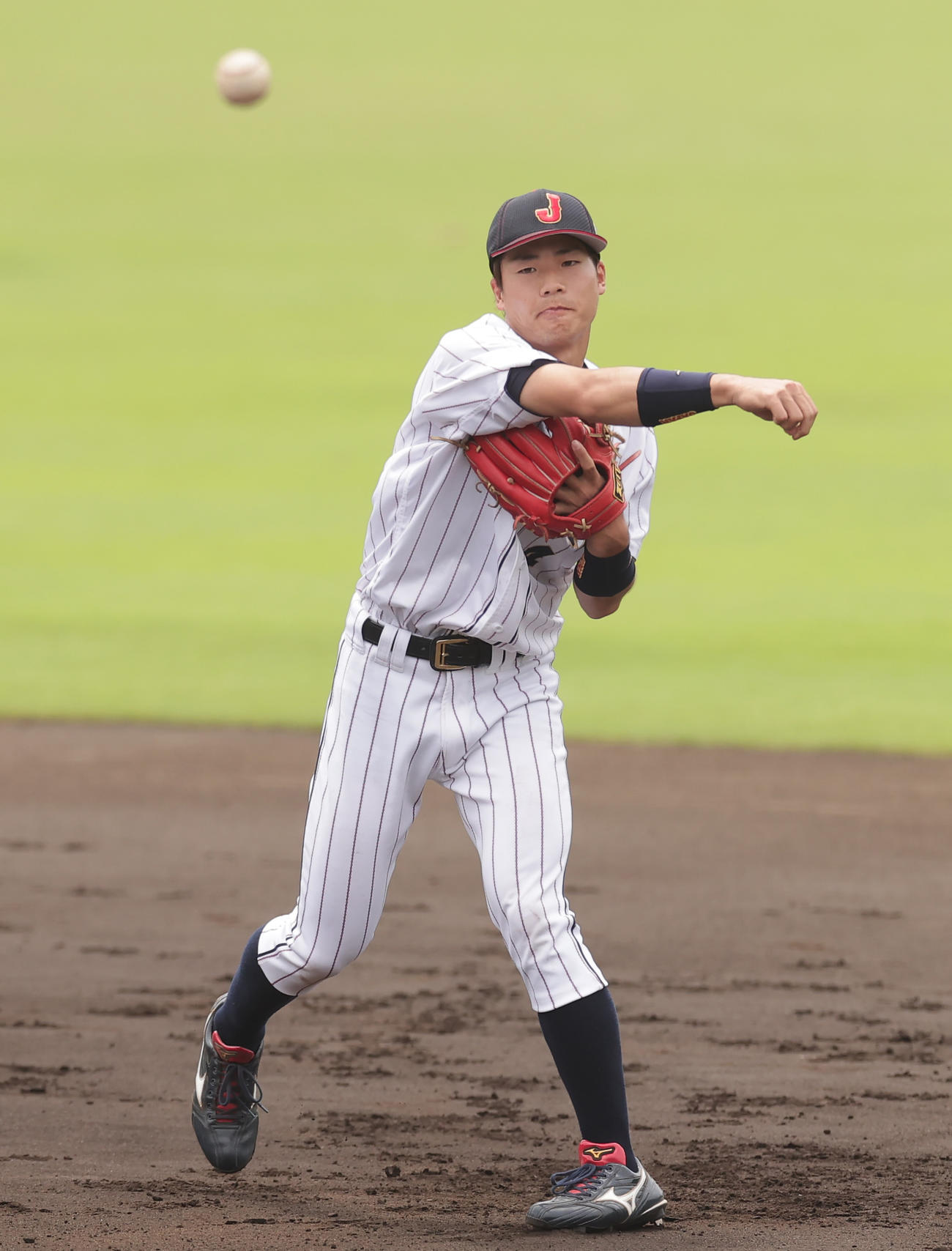 大学日本代表対東芝　ノックを受ける天理大・友杉（撮影・野上伸悟）