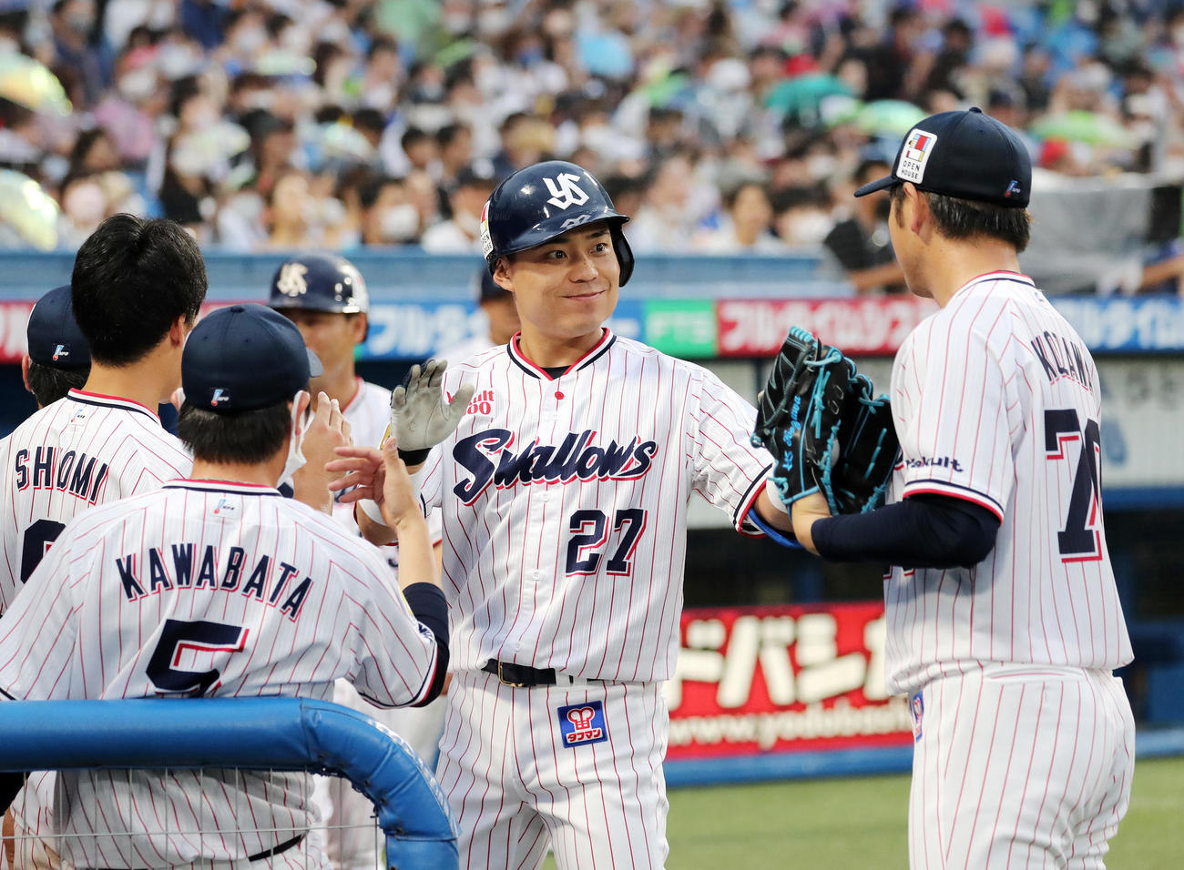 1回裏ヤクルト1死一塁、中村（中央）は左越え2点本塁打を放ち小沢（右）とタッチ（撮影・鈴木正人）