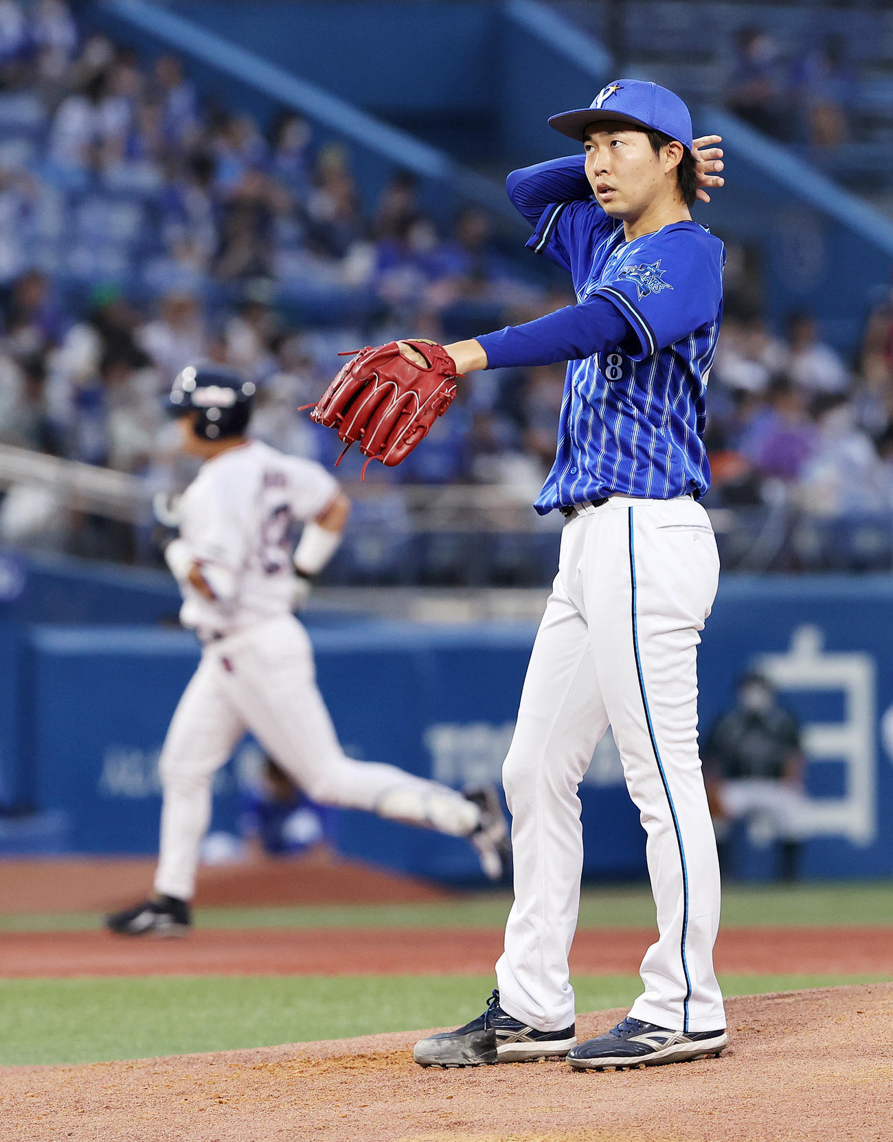 ヤクルト対DeNA 1回裏ヤクルト1死一塁、中村（左）は左越え2点本塁打を放たれ悔しそうな表情を見せるDeNA京山（撮影・鈴木正人）