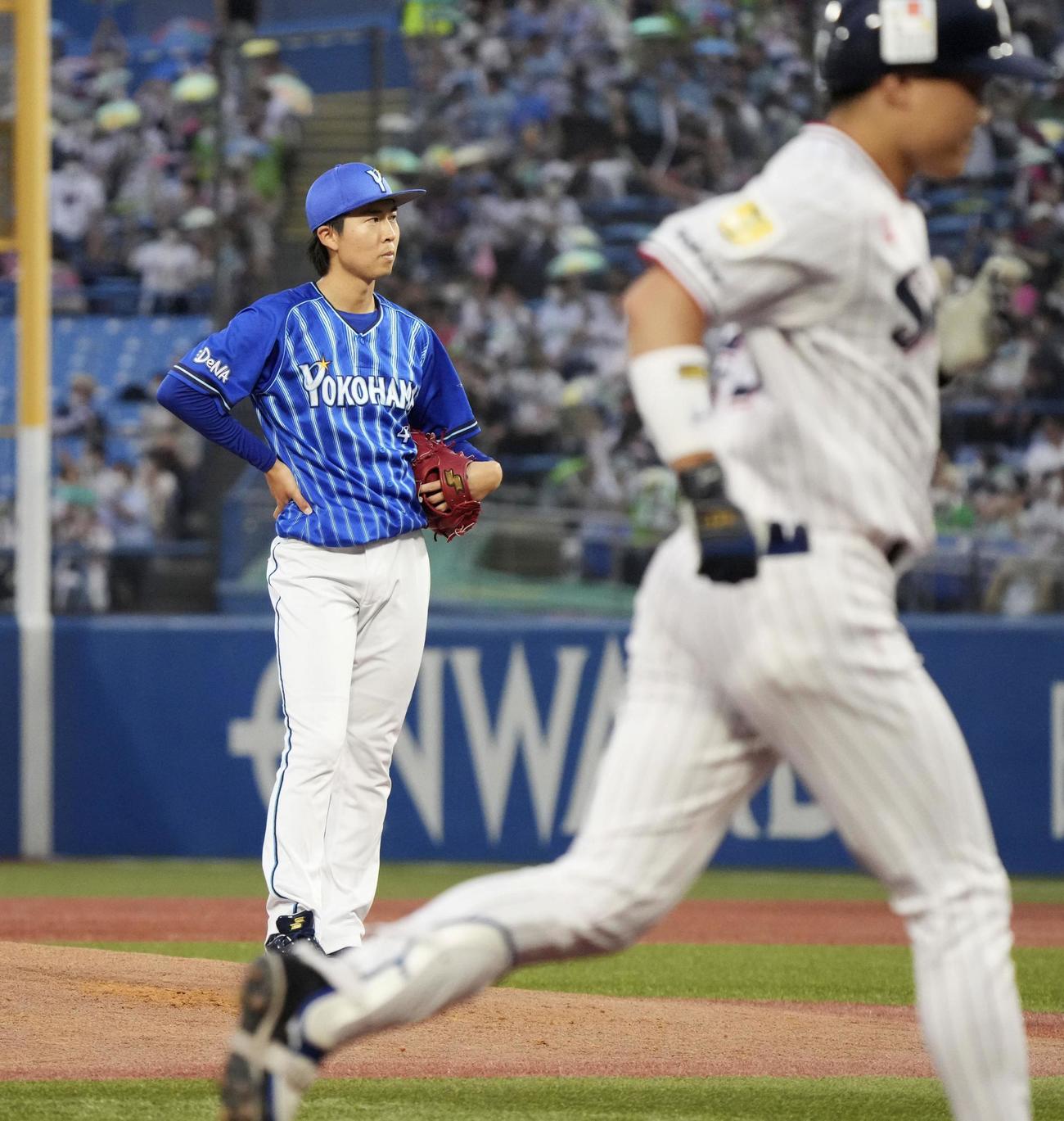 1回、ヤクルト中村（手前）に2ランを浴びたDeNA先発の京山（共同）