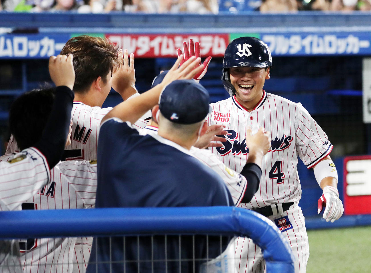 ヤクルト対DeNA 7回裏ヤクルト無死、丸山和は右越えソロ本塁打を放ちベンチ前で喜ぶ（撮影・鈴木正人）