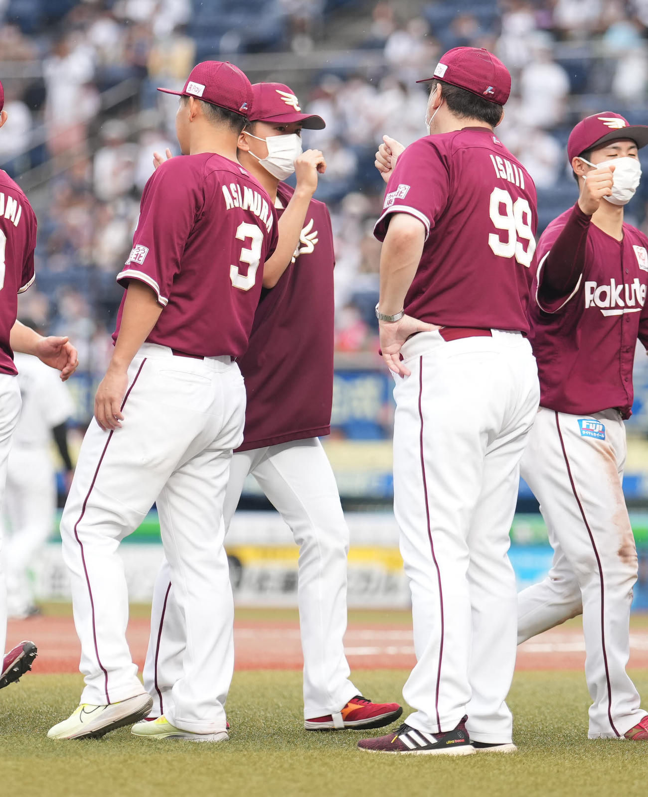 ロッテ対楽天　ロッテに快勝し、石井GM兼監督（右から2人目）とタッチを交わす楽天早川（撮影・鈴木みどり）