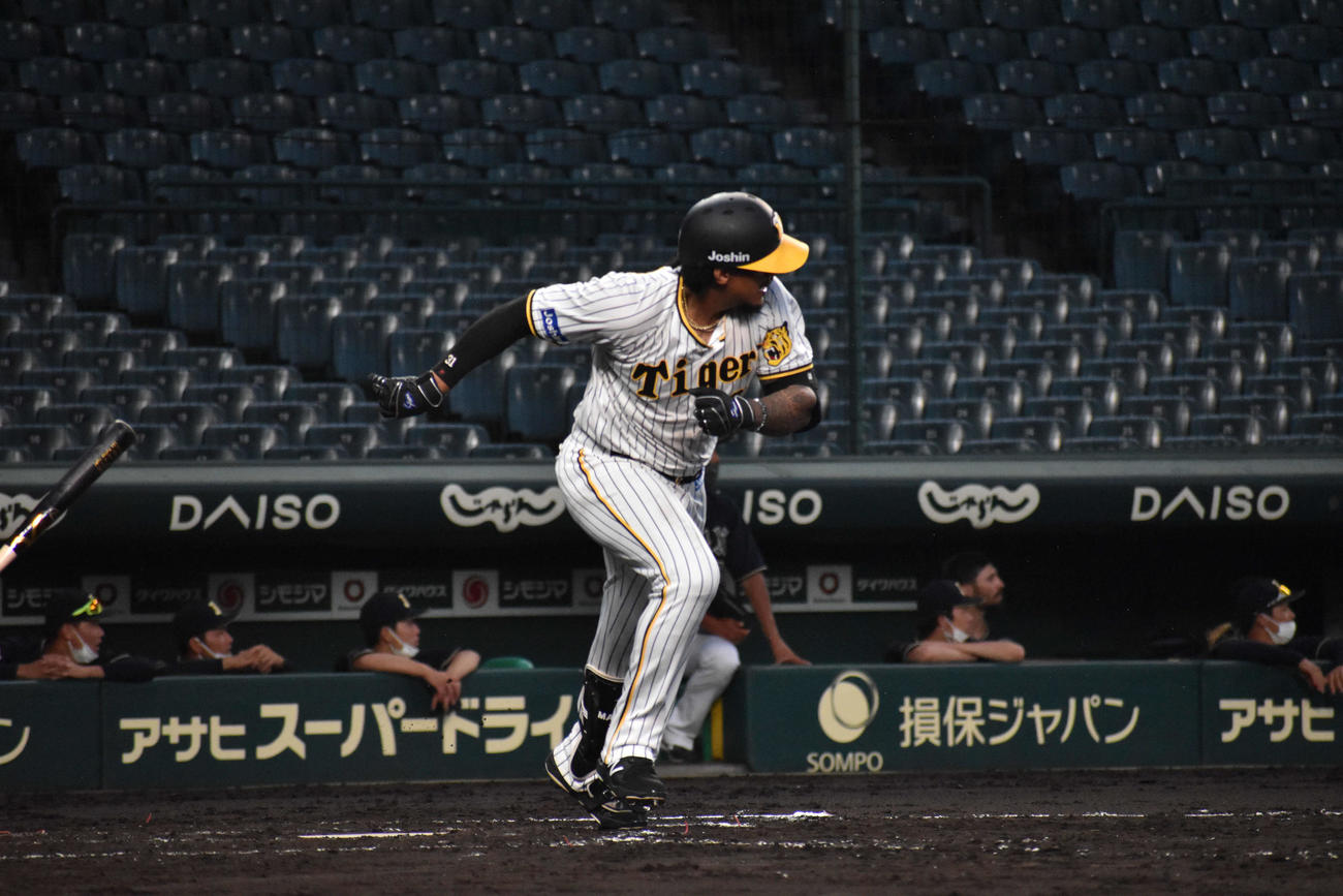 3回裏1死二塁、左翼線への適時二塁打を放った阪神マルテ（撮影・古財稜明）