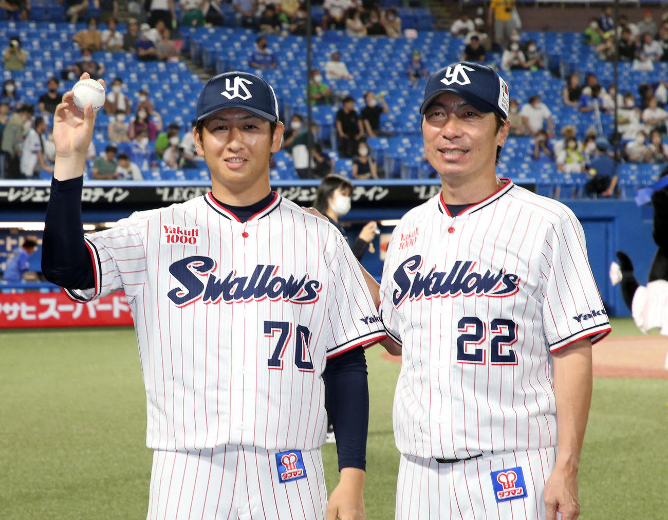 ヤクルト対DeNA　プロ初勝利し笑顔を見せるヤクルト小沢（左）と高津監督（撮影・鈴木正人）