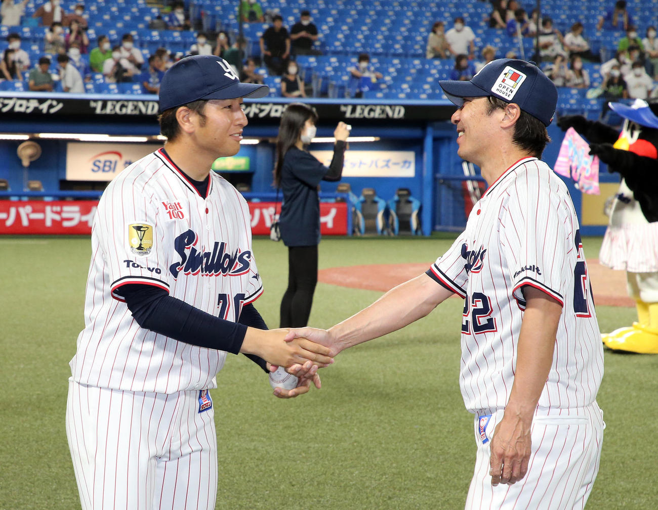 ヤクルト対DeNA　プロ初勝利し握手するヤクルト小沢（左）と高津監督（撮影・鈴木正人）