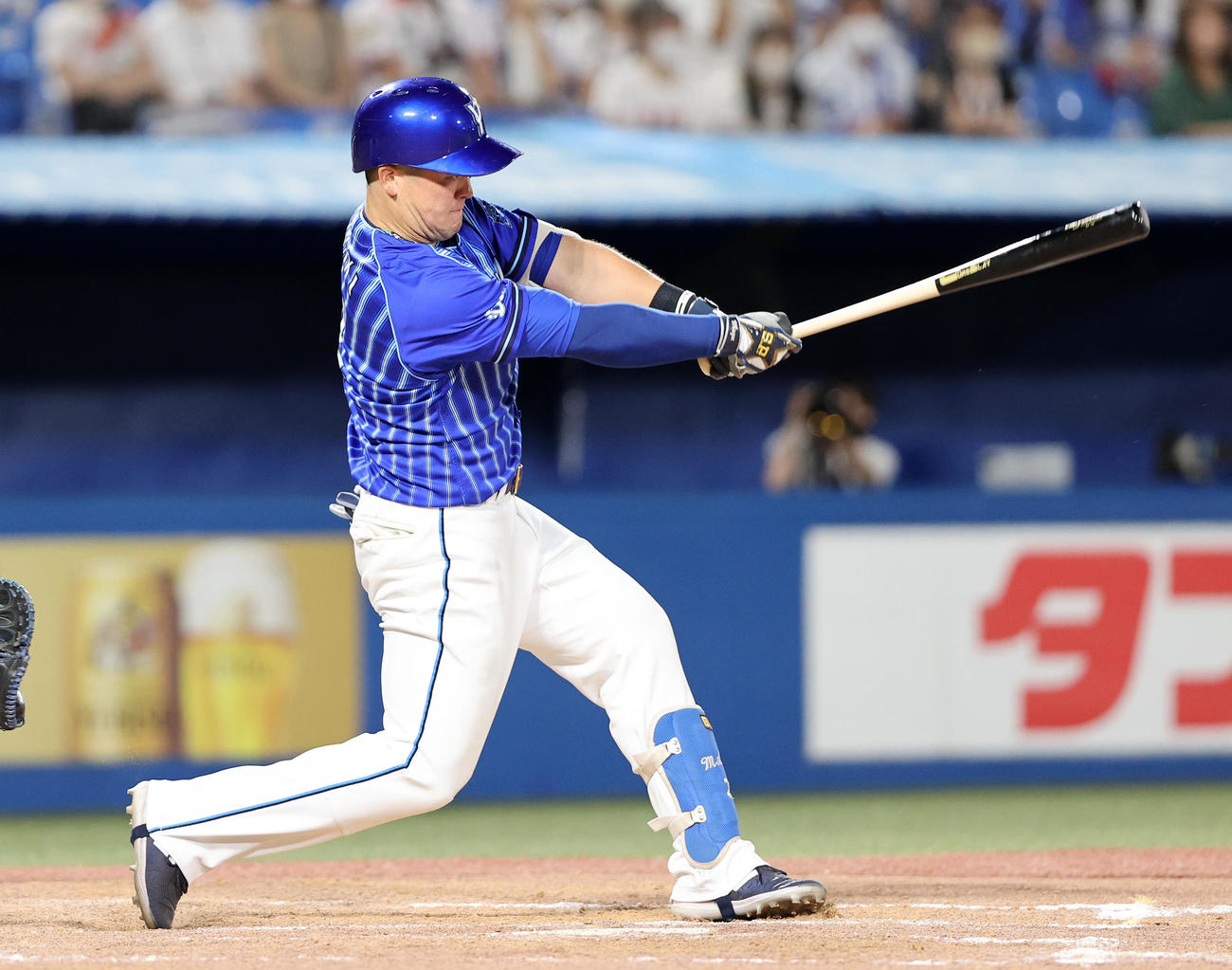 ヤクルト対DeNA 9回表DeNA2死三塁、牧は左前適時打を放つ（撮影・鈴木正人）