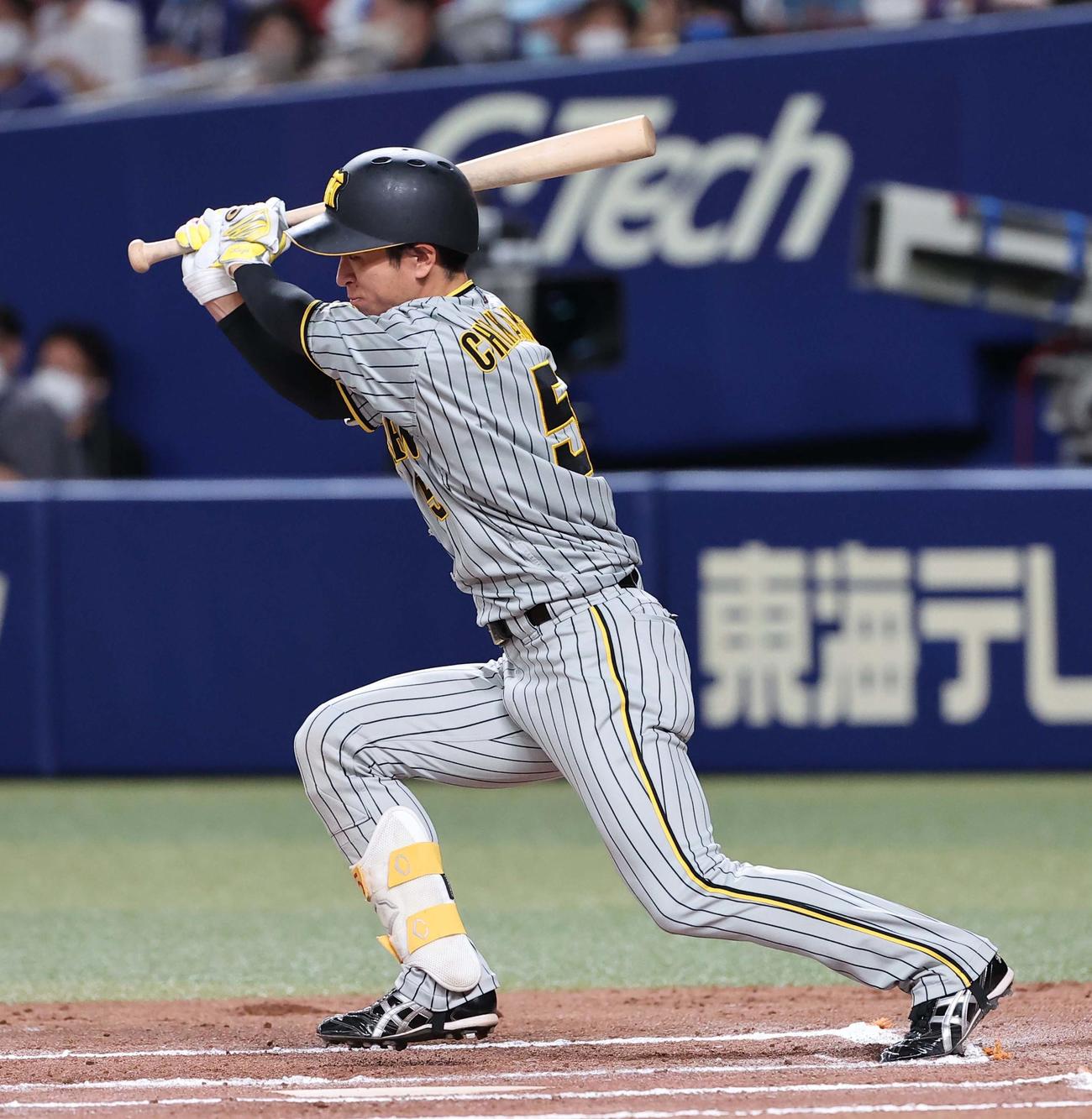 22年7月3日、中日対阪神　6回表阪神2死、近本は右前安打を放つ（撮影・上田博志）