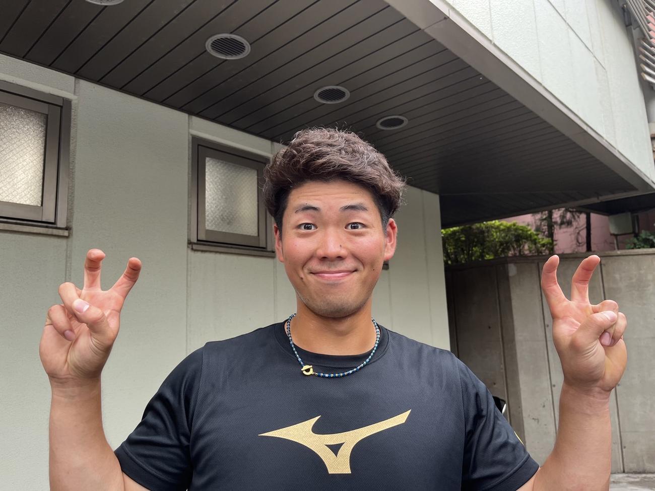 エビポーズを披露するDeNA蝦名（球団提供）