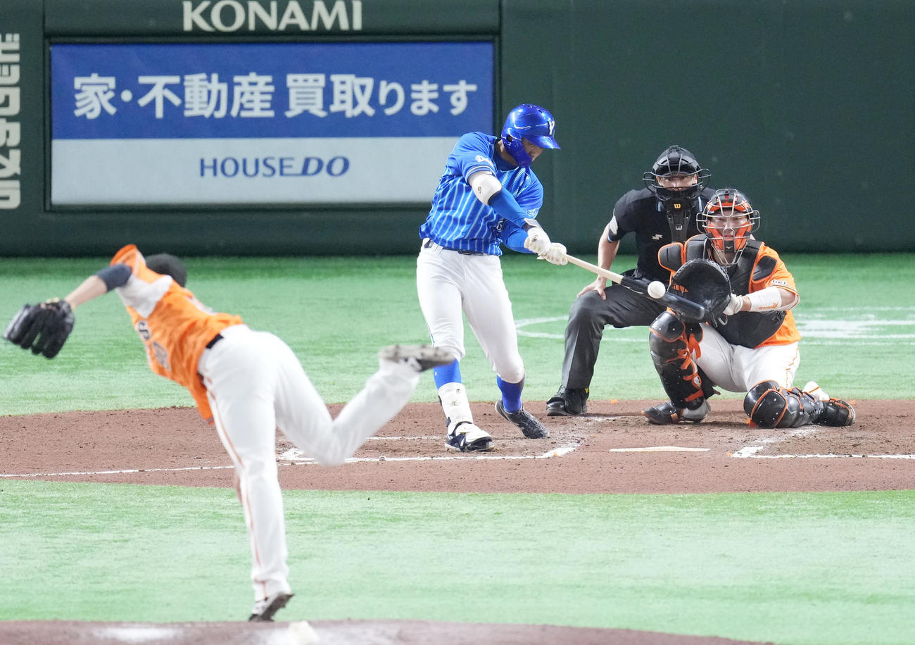 巨人対DeNA 6回表DeNA無死二塁、右中間に2点本塁打を放つ森。投手戸田（2022年6月23日撮影）