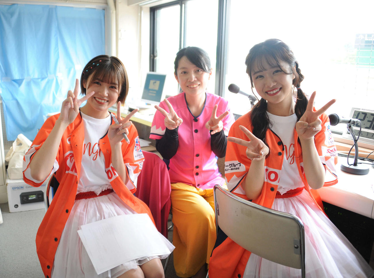 場内MCの和泉さん（中央）とともにアナウンスを行ったNGT48の安藤（左）と真下