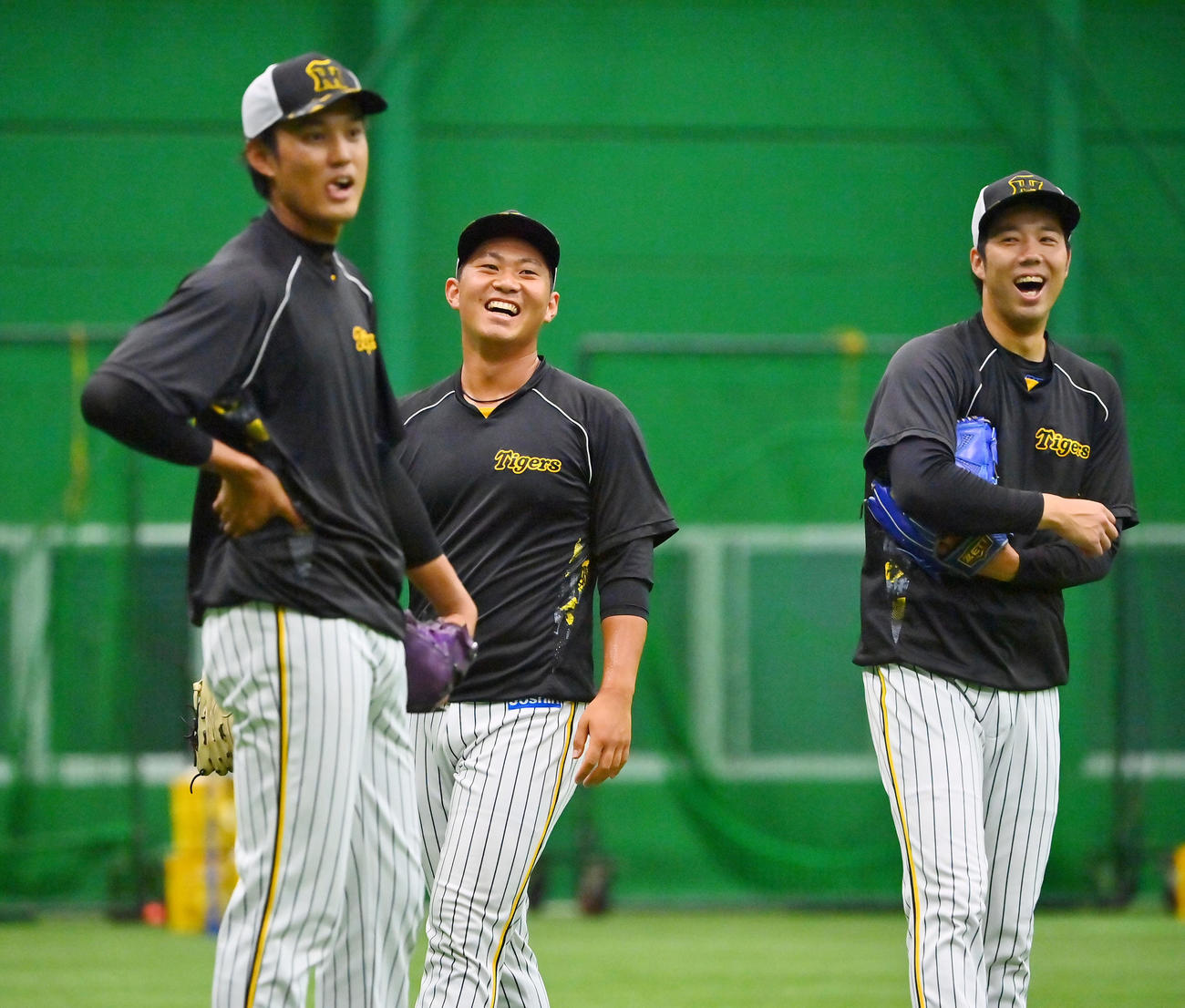 練習の合間に笑顔を見せる右から阪神青柳、桐敷、藤浪（撮影・和賀正仁）