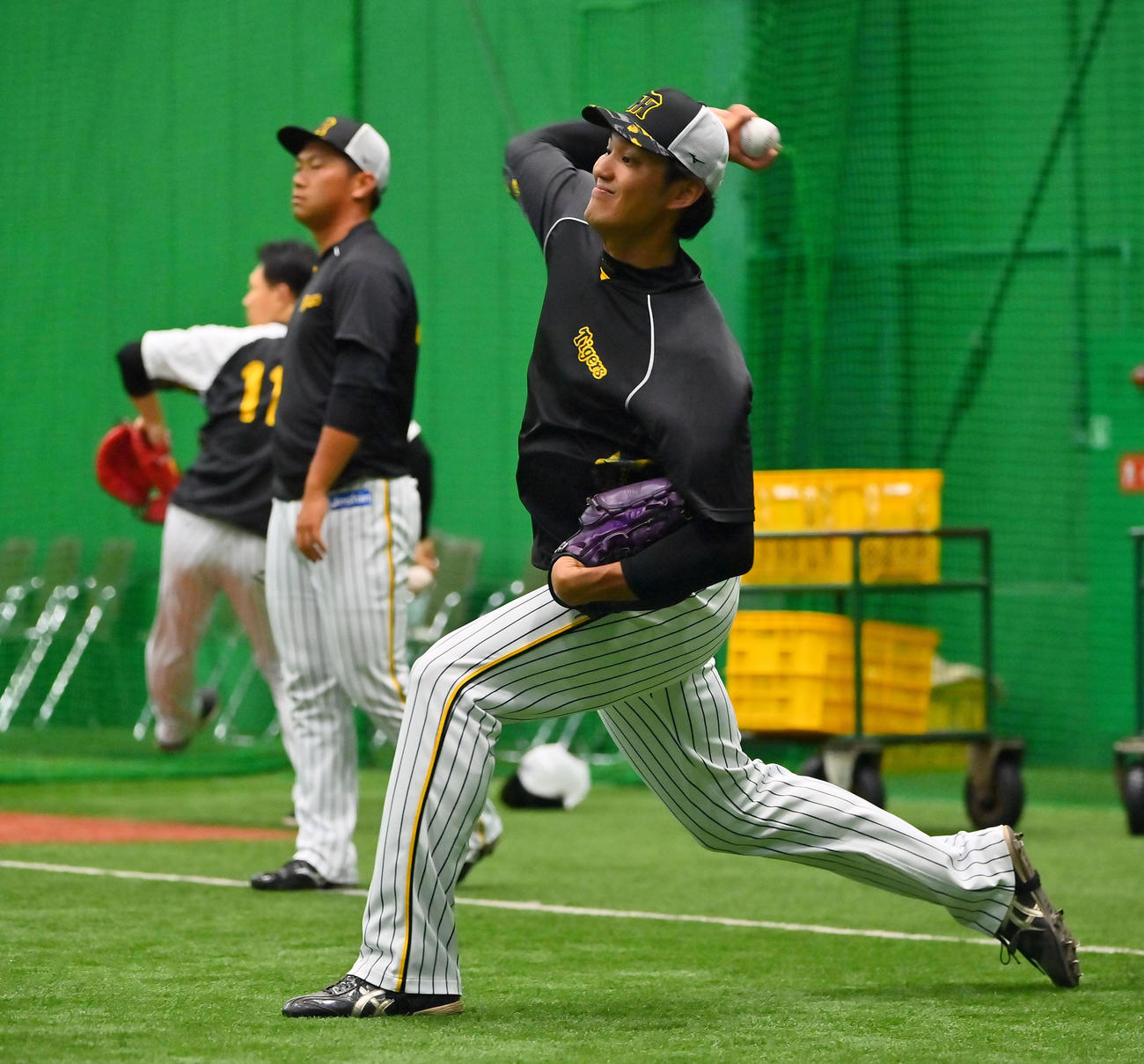 甲子園の室内練習場でキャッチボールする阪神藤浪（撮影・和賀正仁）