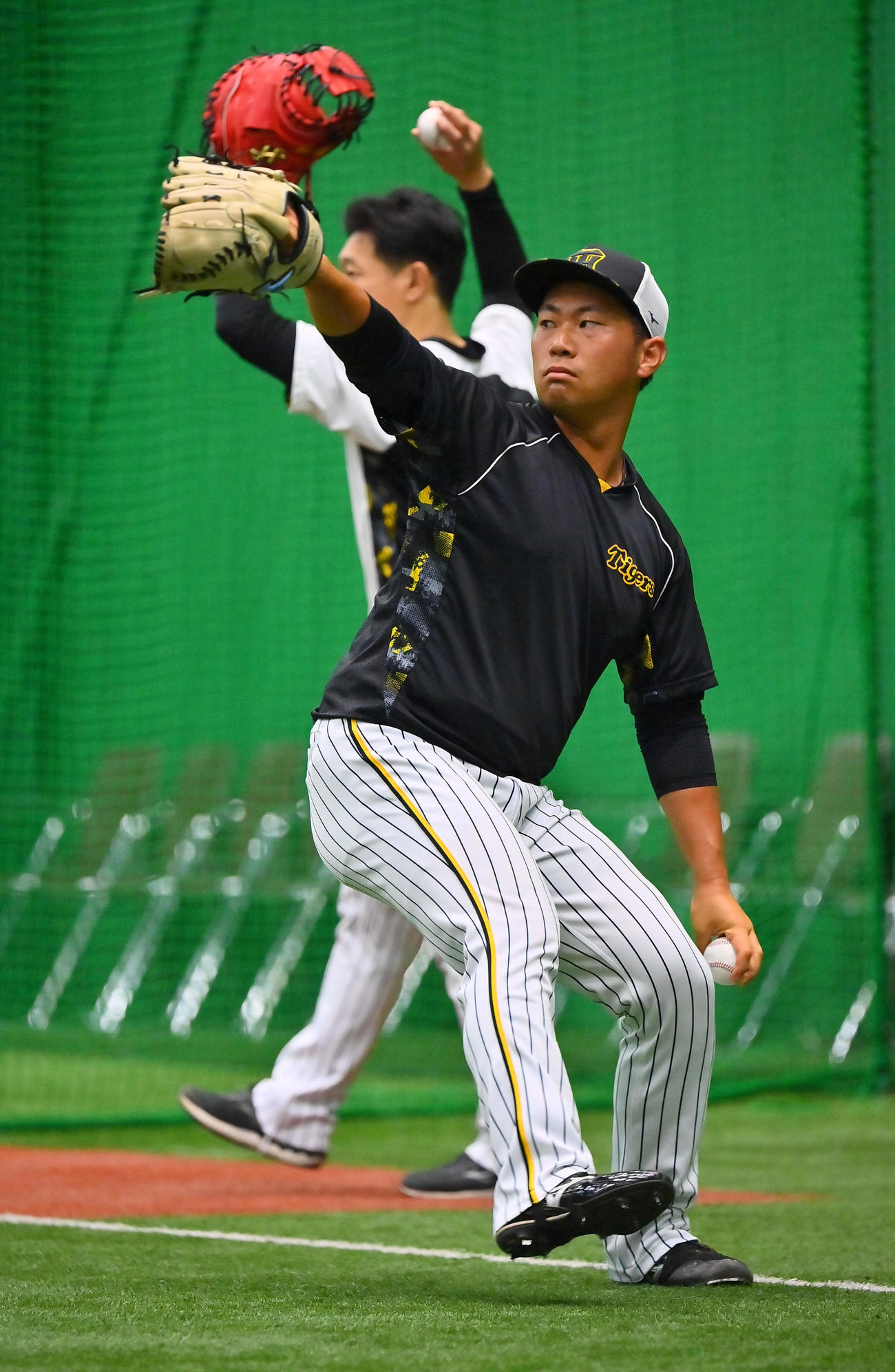 甲子園の室内練習場でキャッチボールする桐敷（撮影・和賀正仁）