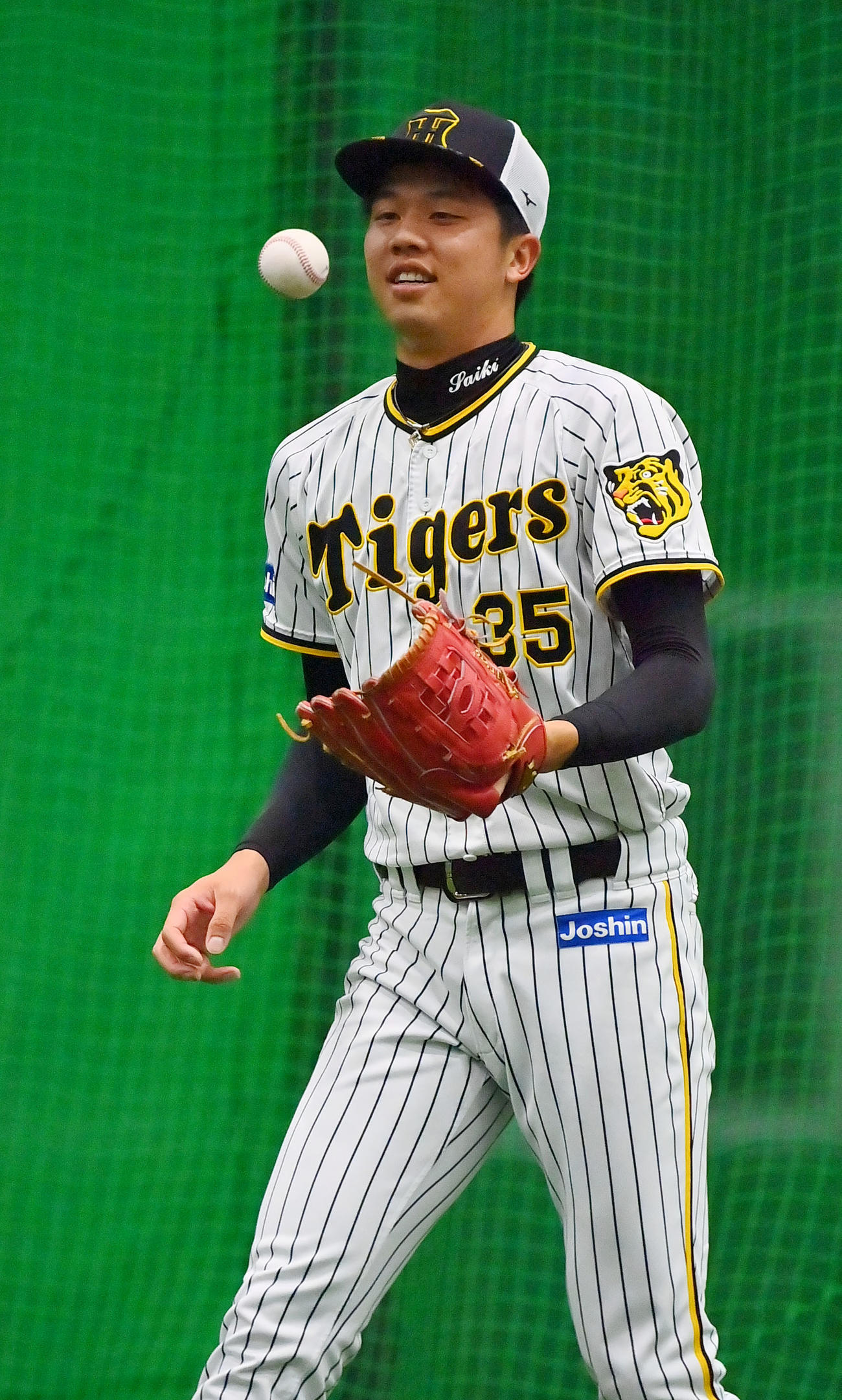 明るい表情でキャッチボールする阪神才木（撮影・和賀正仁）