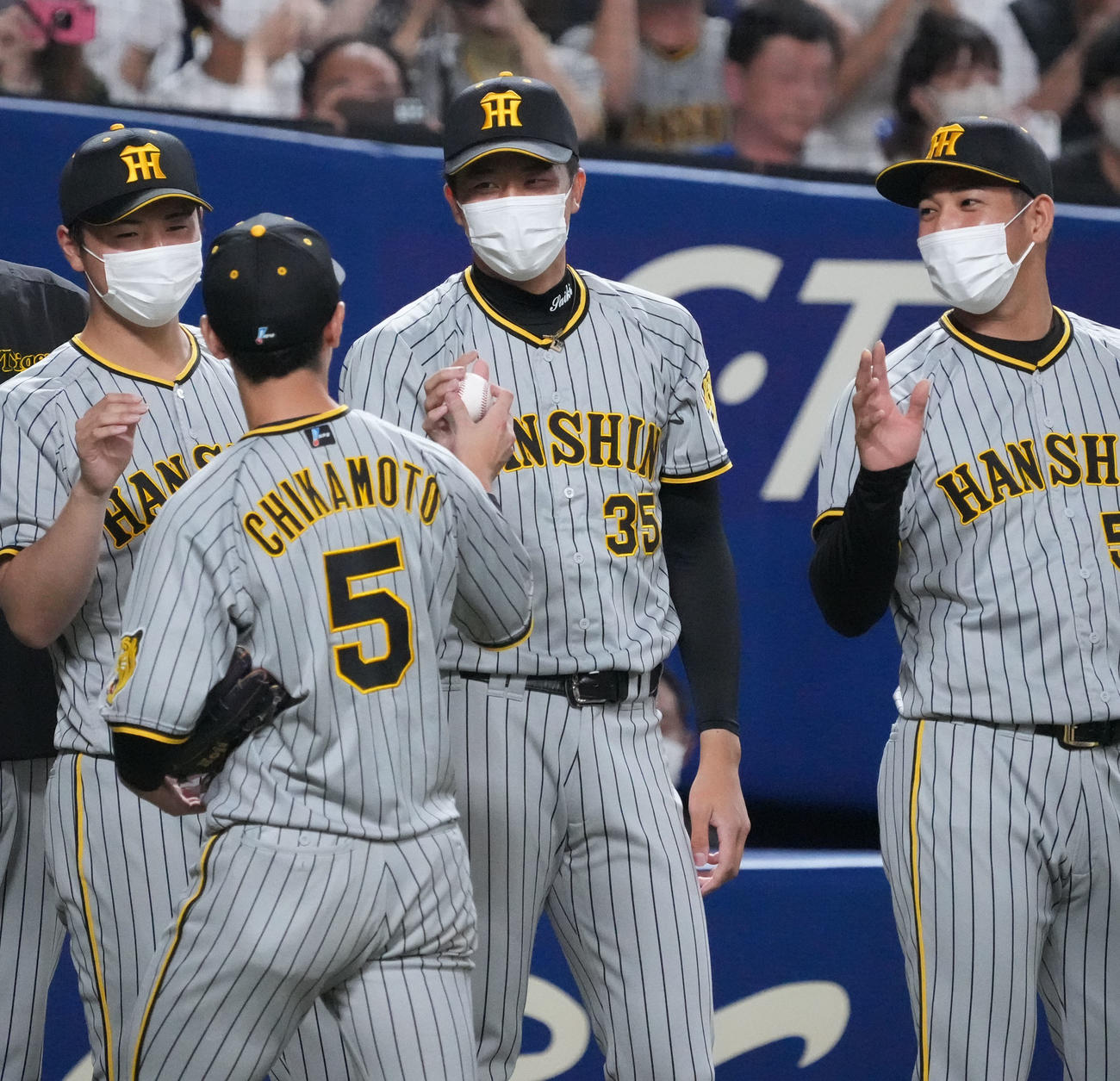 中日対阪神　試合を終え近本から勝利球を受け取る才木（中央）（2022年7月3日撮影）