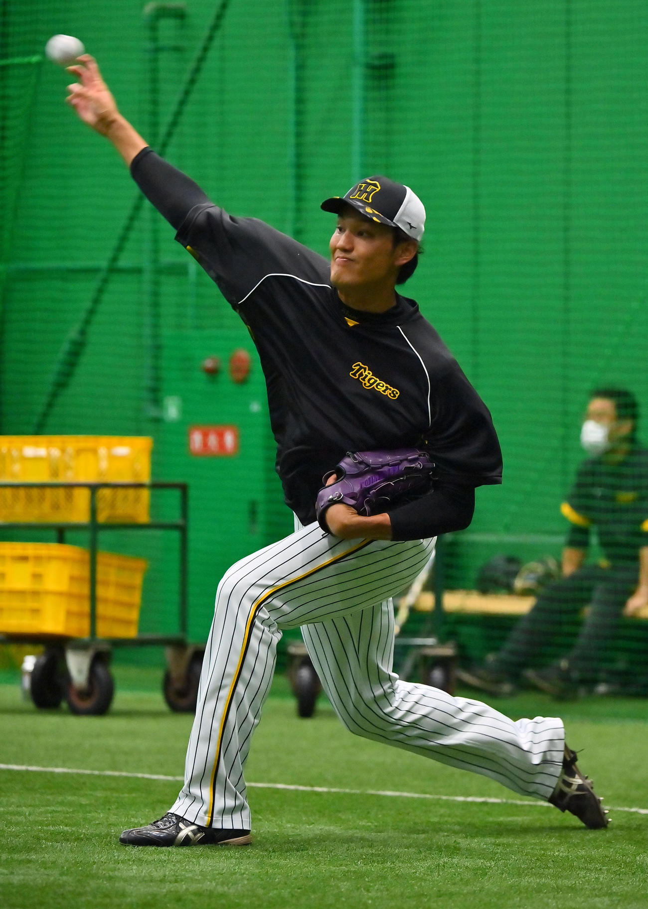 甲子園の室内練習場でキャッチボールする阪神藤浪（撮影・和賀正仁）