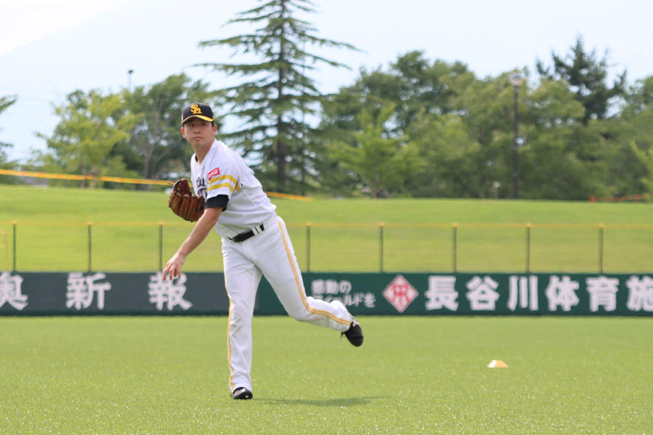 前運動公園野球場で調整したソフトバンク大関（球団提供）