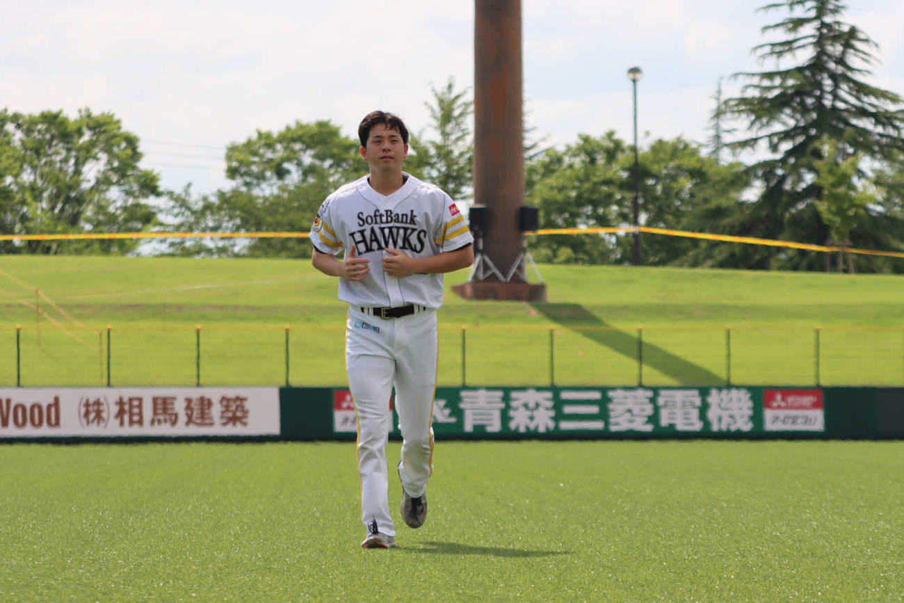 弘前運動公園野球場で調整したソフトバンク大関（球団提供）