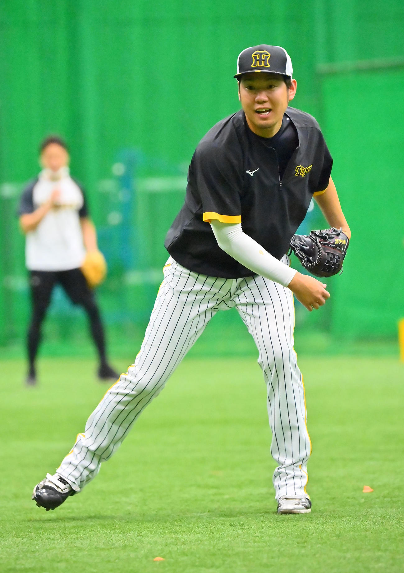 甲子園の室内練習場で投内連係を行う阪神西勇（撮影・和賀正仁）