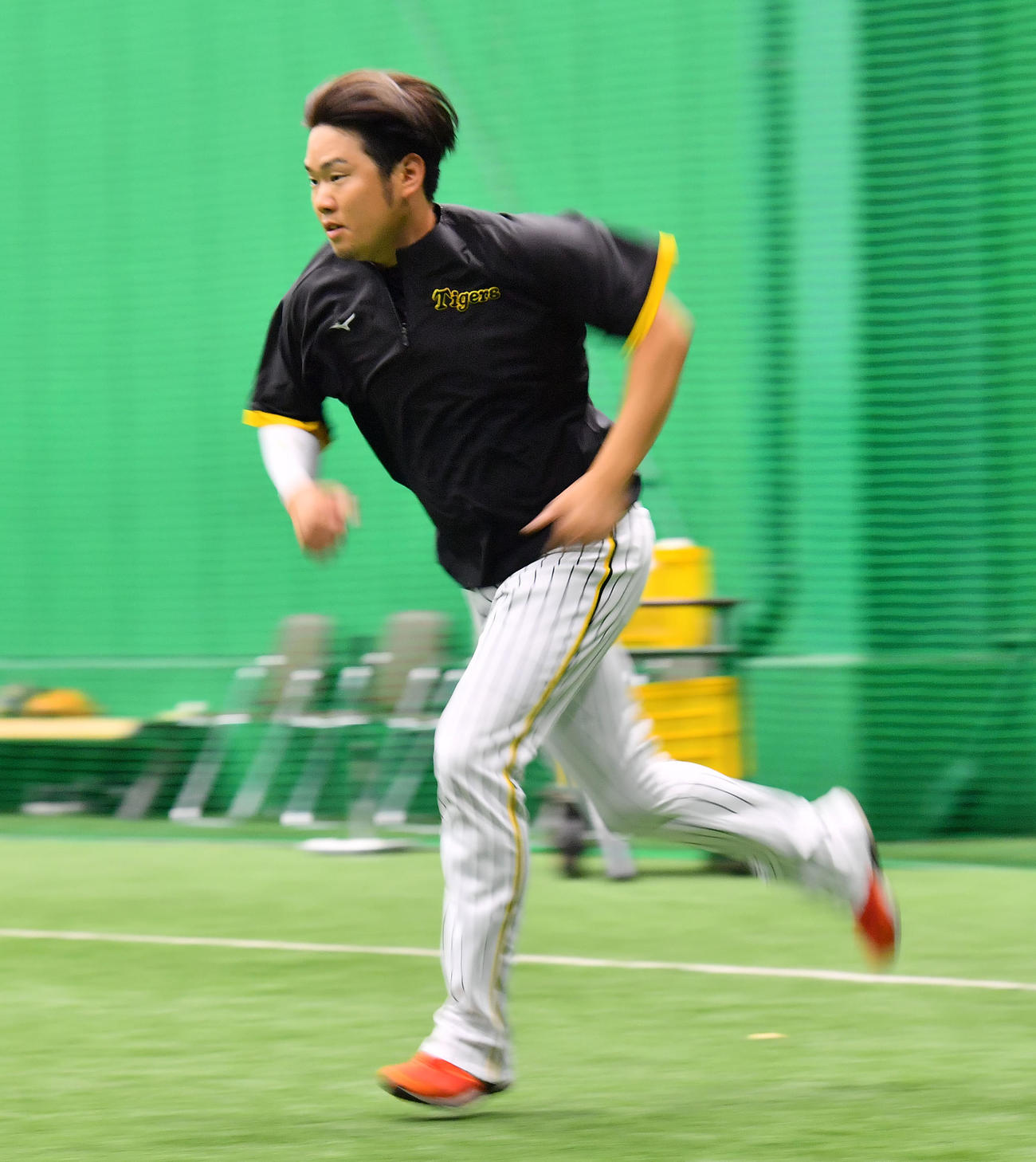 甲子園の室内練習場で走り込阪神西勇（撮影・和賀正仁）