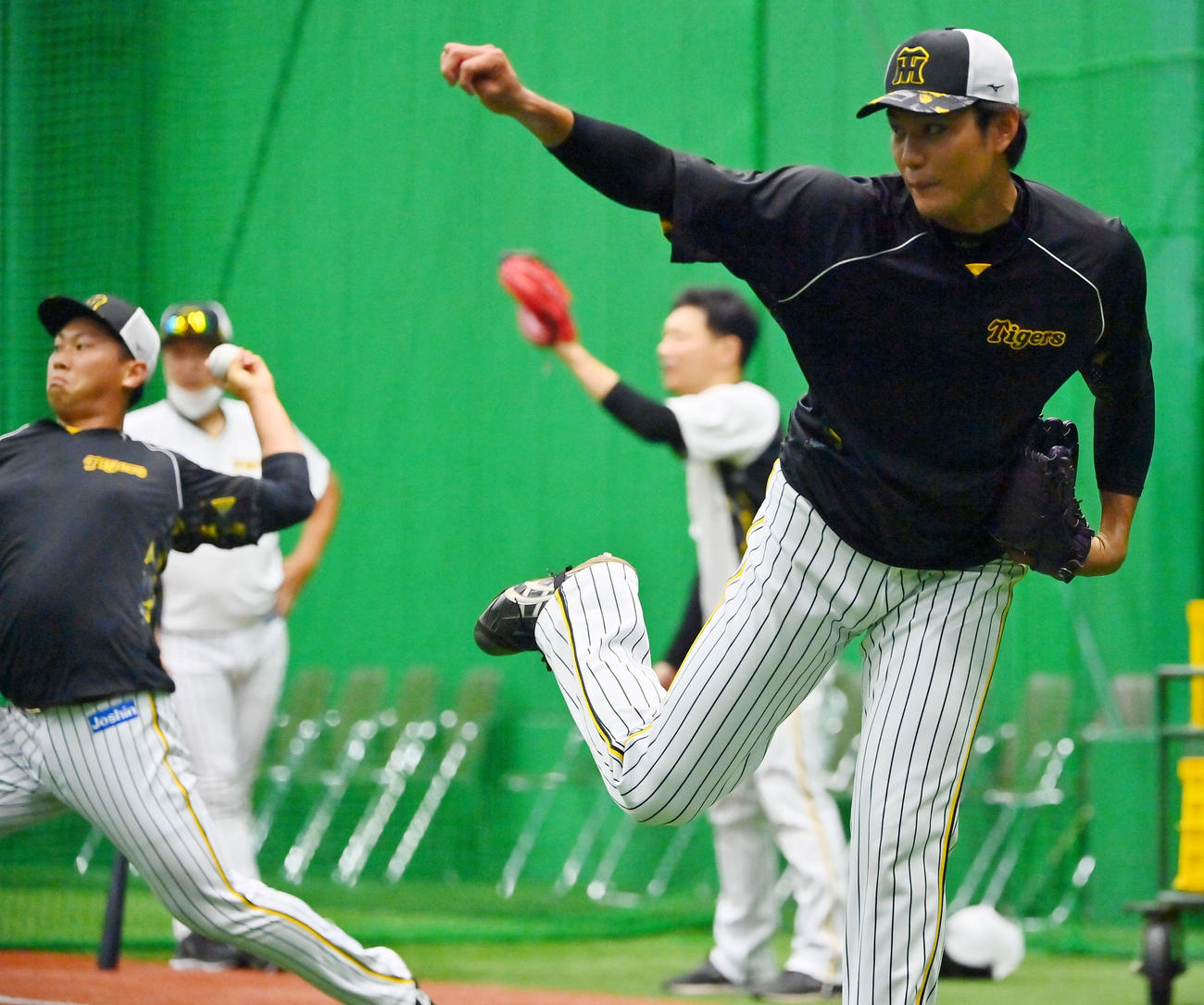 甲子園の室内練習場でキャッチボールする阪神藤浪（撮影・和賀正仁）